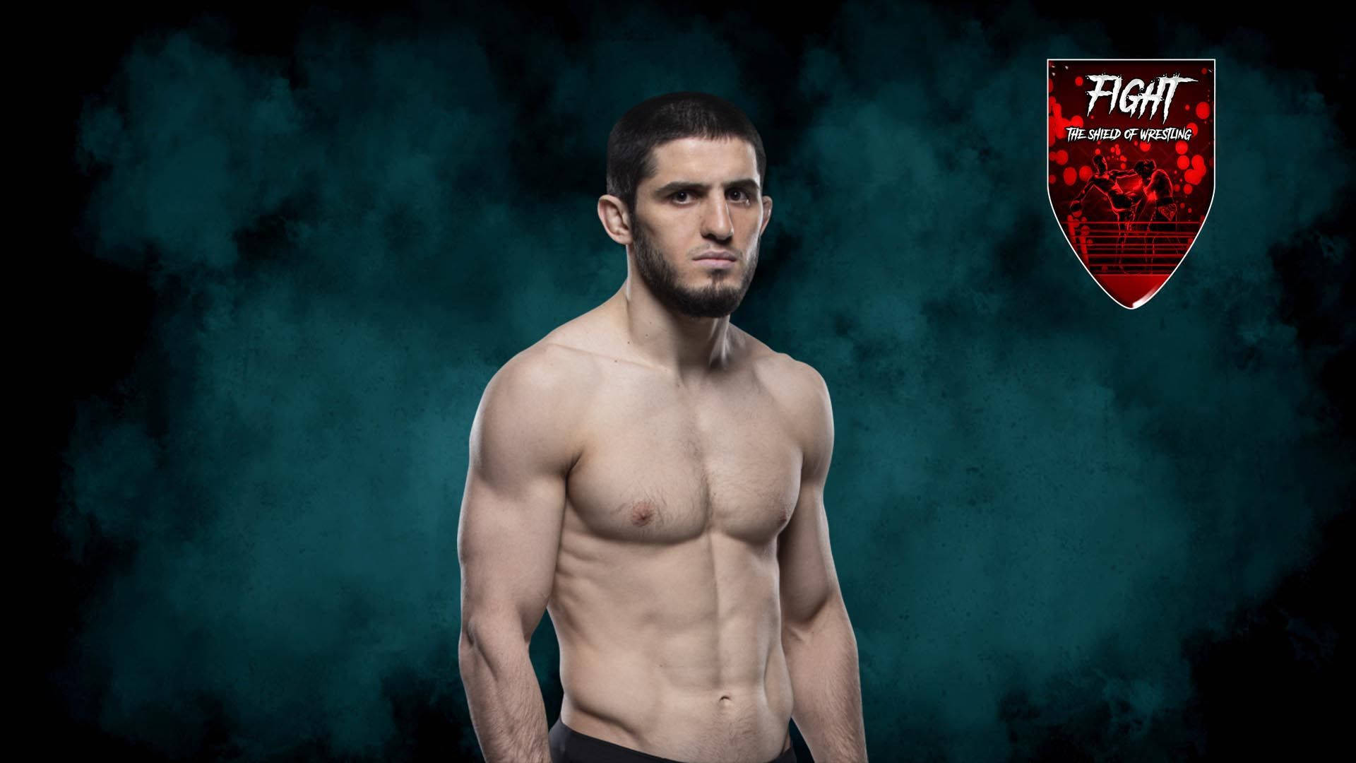 Islam Makhachev 桌布 壁紙 — 一個肌肉發達、沒穿衣服、留鬍子的男人自信地站在煙霧瀰漫的青綠色背景前，角落有一個紅色摔角標誌。