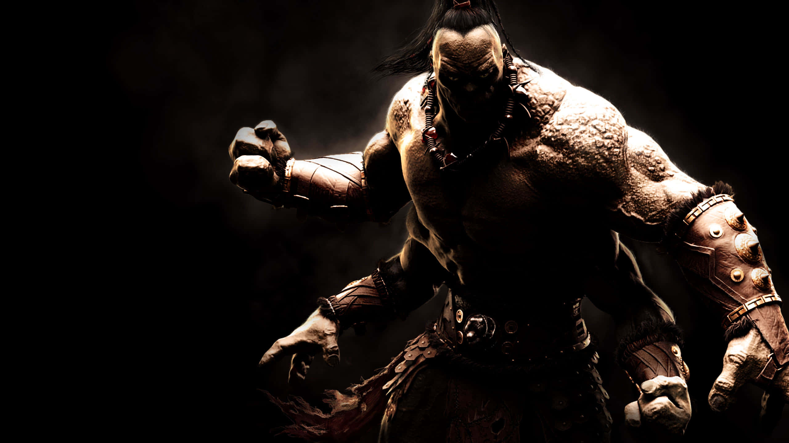 Mortal Kombat Characters 桌布 壁紙 — 一個肌肉發達、深色皮膚、留著辮子、穿著部落盔甲的戰士在昏暗的場景中向前衝刺。