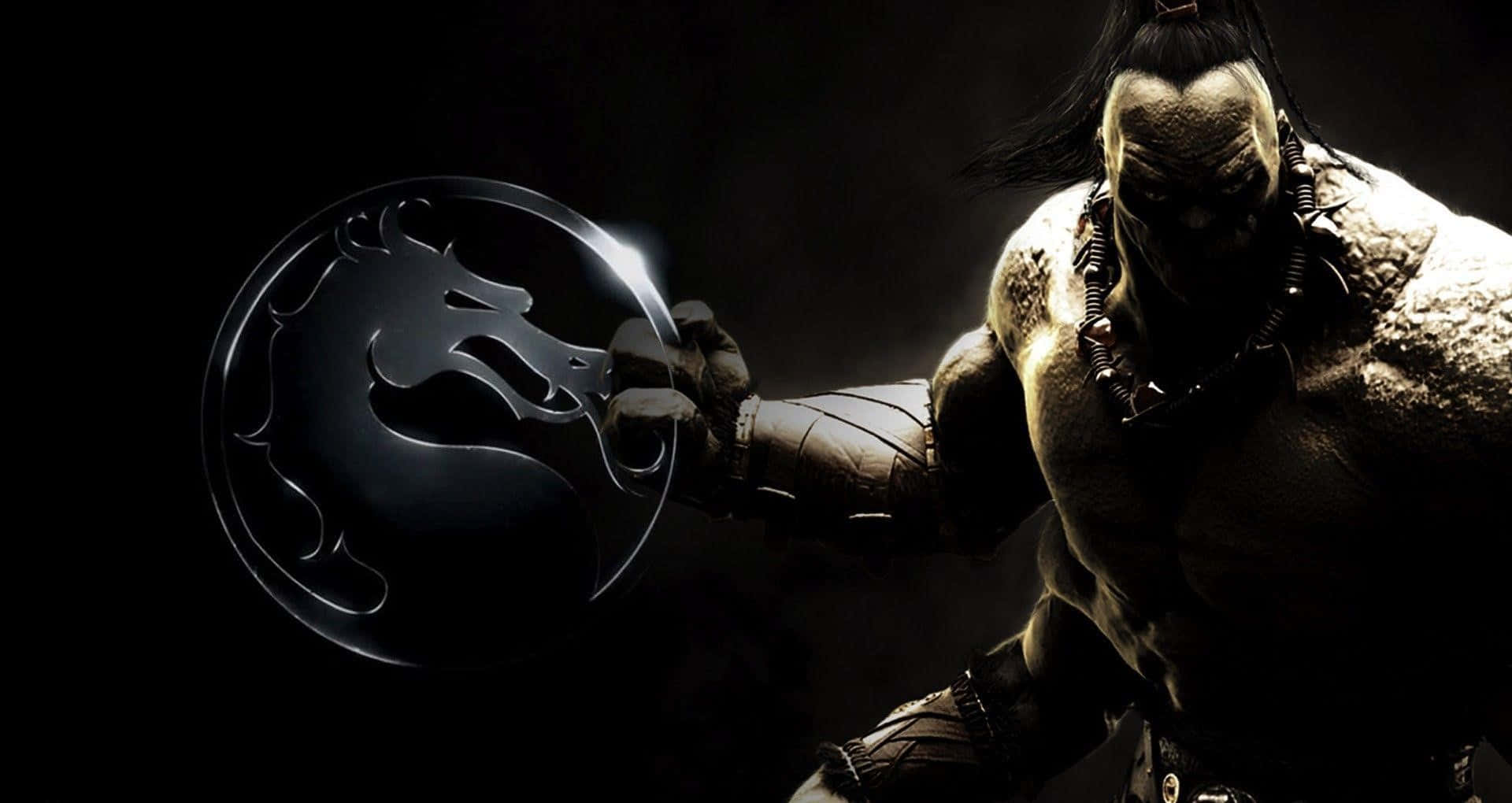 Mortal Kombat Goro 桌布 壁紙 — 一個肌肉發達、深色頭髮、帶有部落標記的戰士，在黑色背景上手持發光的龍徽章。