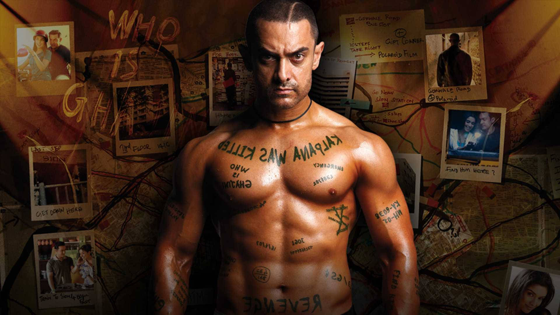Aamir Khan 桌布 壁紙 — 一個肌肉發達、滿身刺青、眼神銳利的男人站在一面貼滿照片、筆記和地圖的牆前，暗示著一部復仇驚悚片。