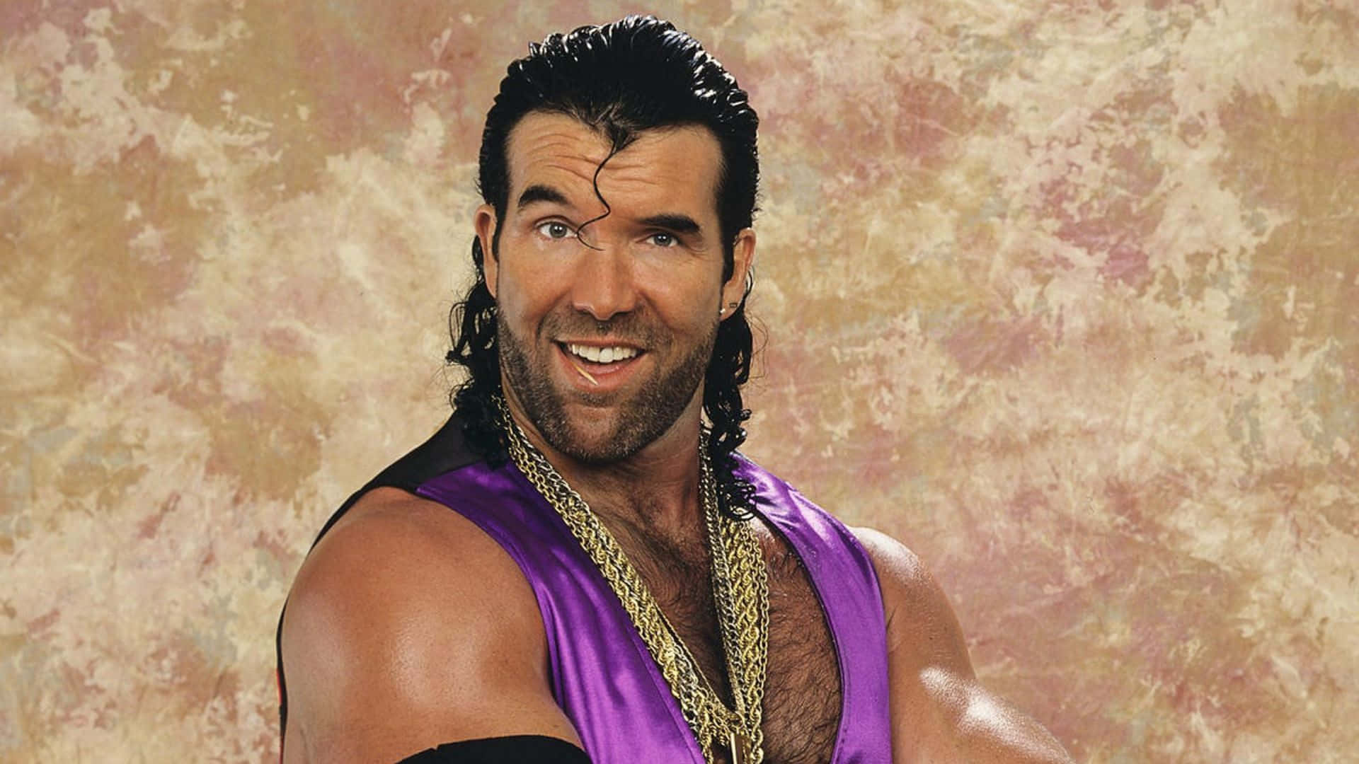 WWE 桌布 壁紙 — 一個肌肉發達、留著深色長髮、穿著紫色背心的男人，在帶有紋理的米色和粉紅色背景前自信地微笑。