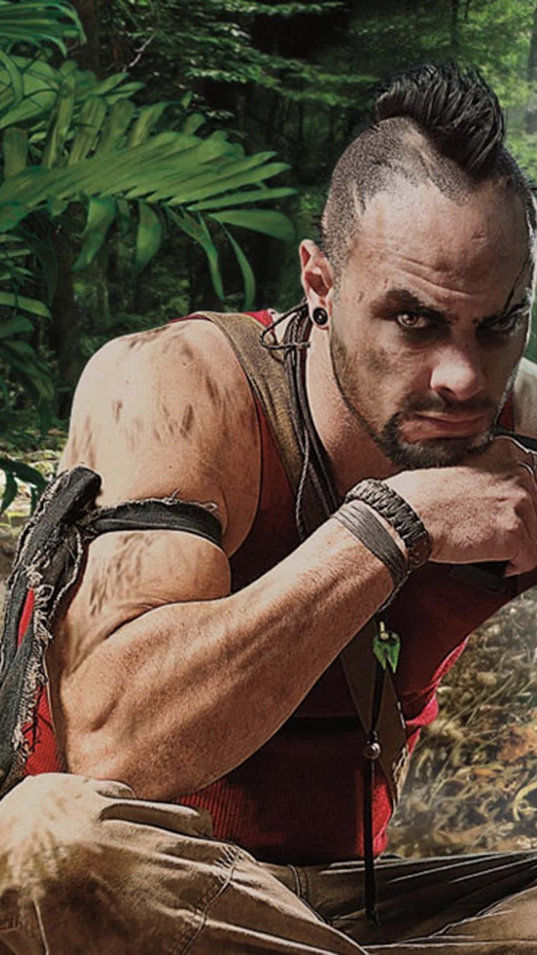 Far Cry 5 桌布 壁紙 — 一個肌肉發達、留著莫霍克頭、眼神銳利的男人，穿著粗獷裝備，在茂密的綠色叢林中休息。