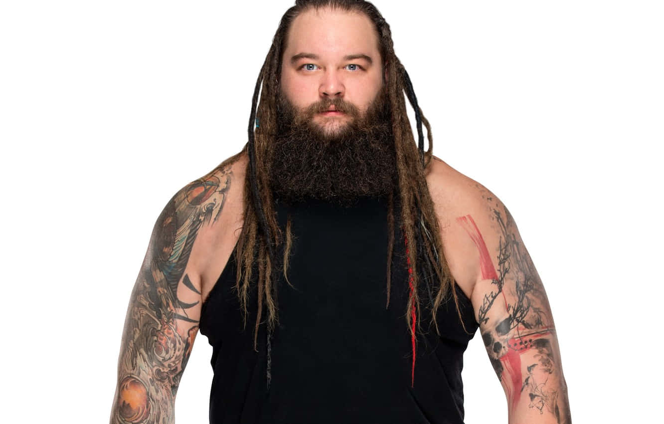 WWE 桌布 壁紙 — 一個肌肉發達、留著長辮子和濃密鬍鬚的男人，穿著黑色背心，在白色背景下凝視著。