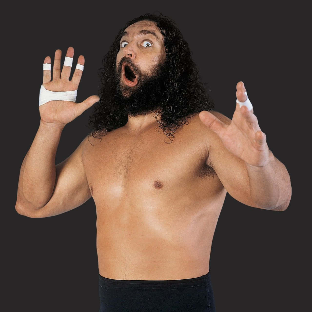 WWE 桌布 壁紙 — 一個肌肉發達、留鬍鬚的摔角手，雙手纏著繃帶，眼睛睜大，在黑暗背景下驚恐尖叫。