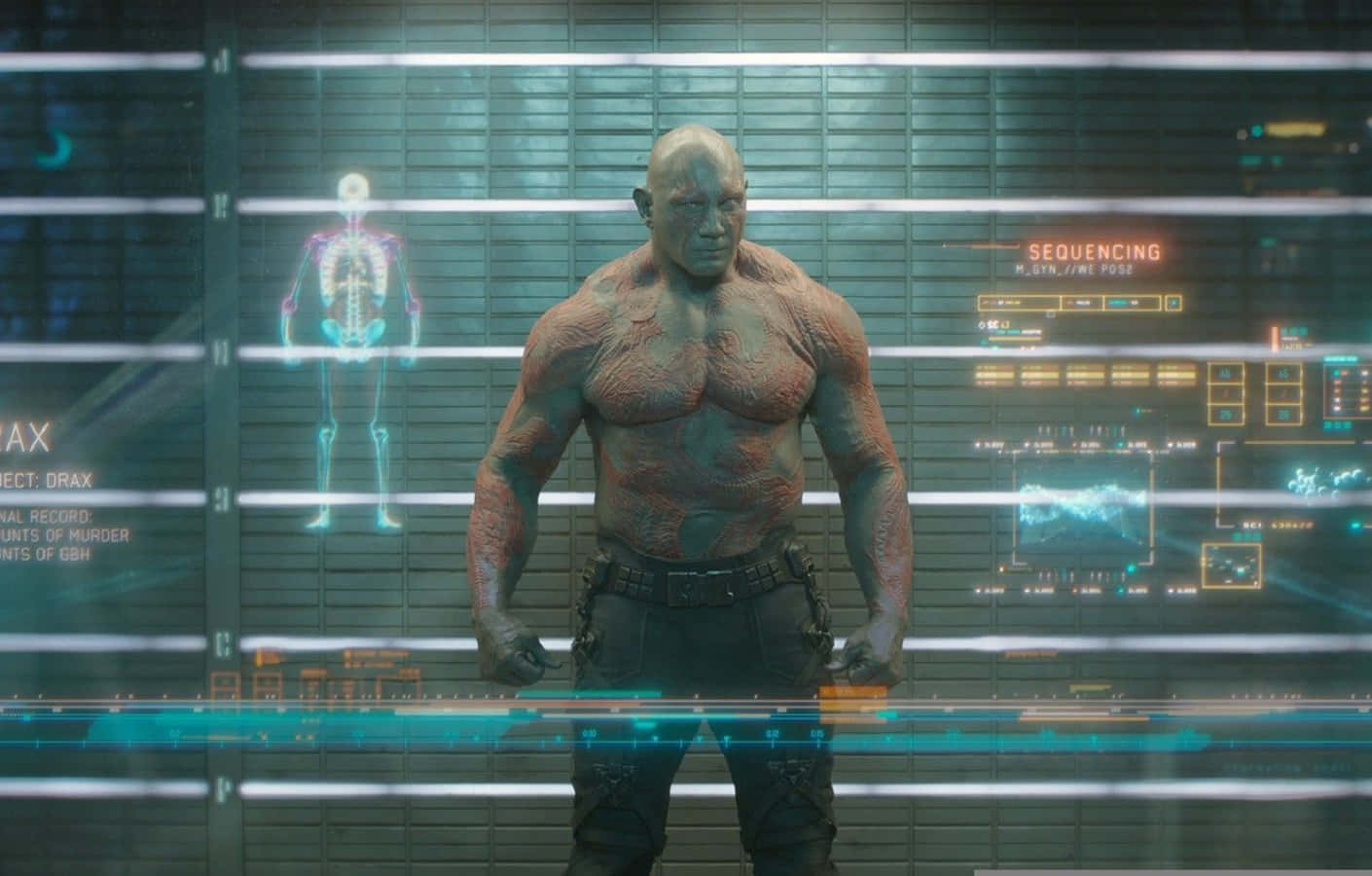Drax 桌布 壁紙 — 一個肌肉發達、皮膚有紋理的外星人站在高科技實驗室中，周圍環繞著發光的全息顯示屏和骨骼掃描。