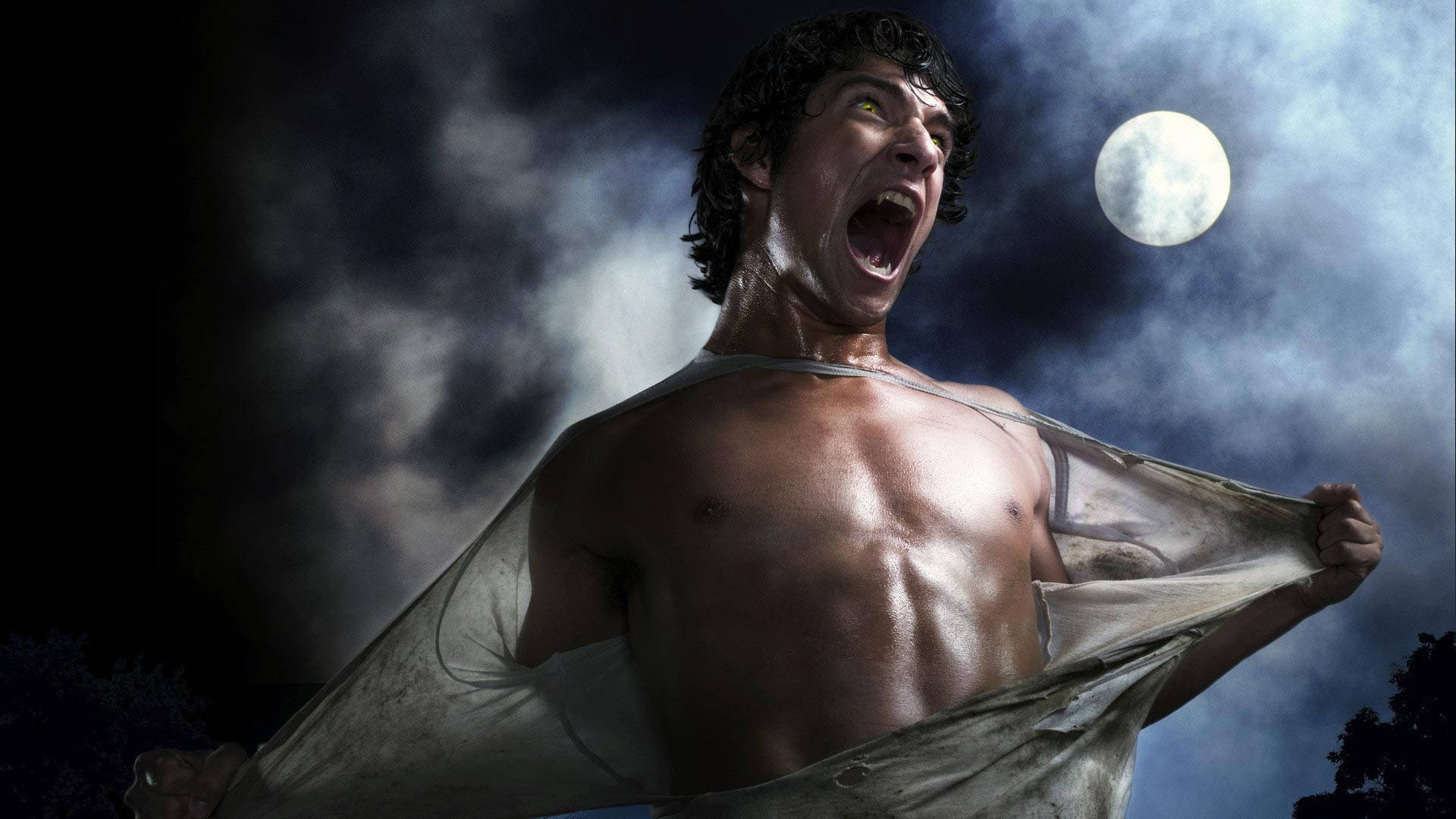scott mccall 桌布 壁紙 — 一個肌肉發達、眼睛發出黃光的男人，在暴風雨夜空的滿月下撕開襯衫。