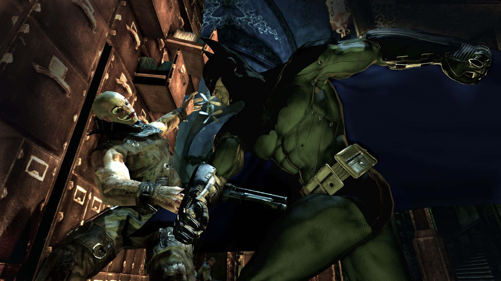 Arkham Asylum 桌布 壁紙 — 一個肌肉發達、綠色皮膚的戰士身穿盔甲，在燈光昏暗的倉庫中與一個蒼白的殭屍般敵人搏鬥。