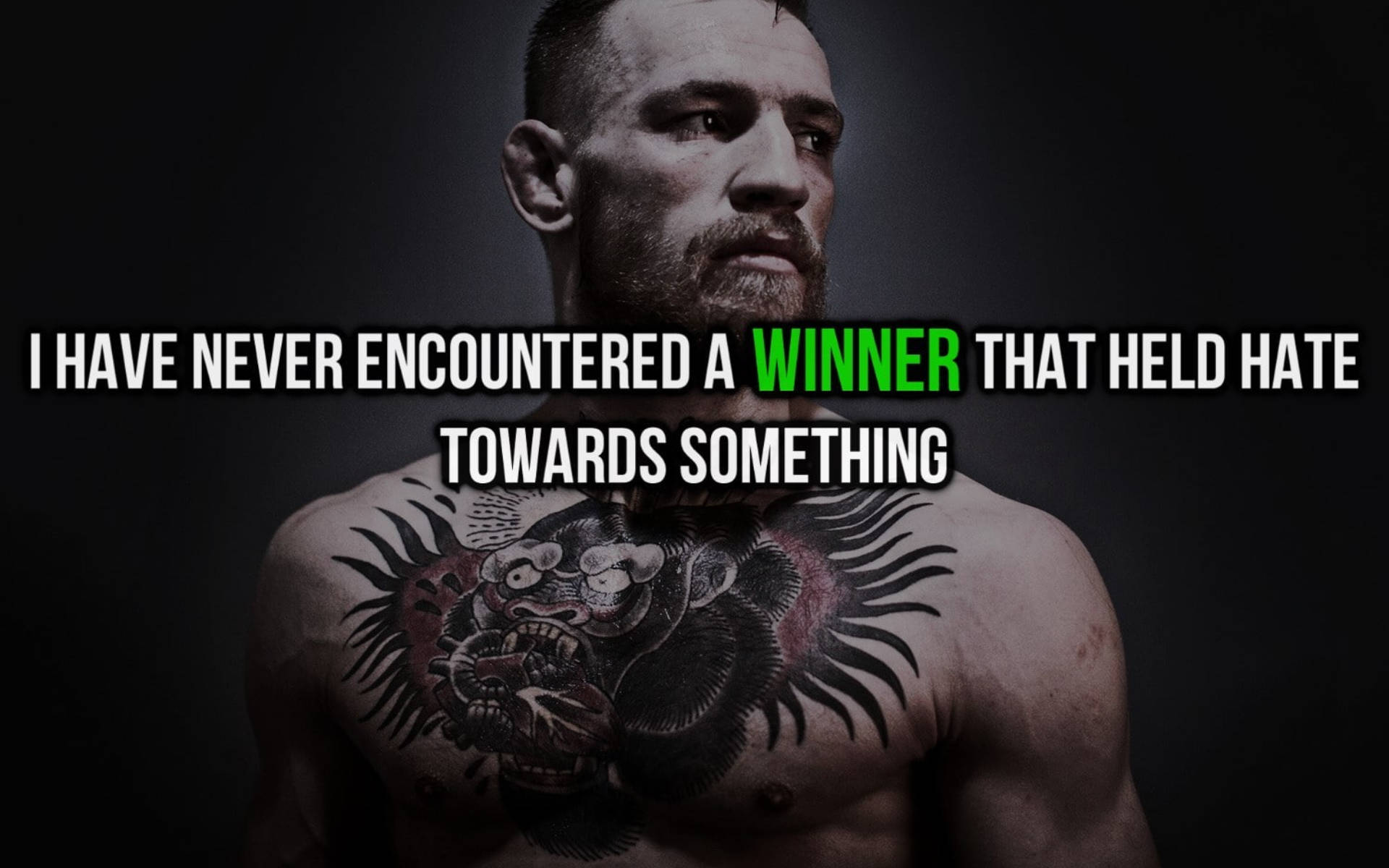 Mcgregor 桌布 壁紙 — 一個肌肉發達、表情兇猛、胸前有大紋身的男人，在深色背景上帶有粗體勵志文字，凝視著。