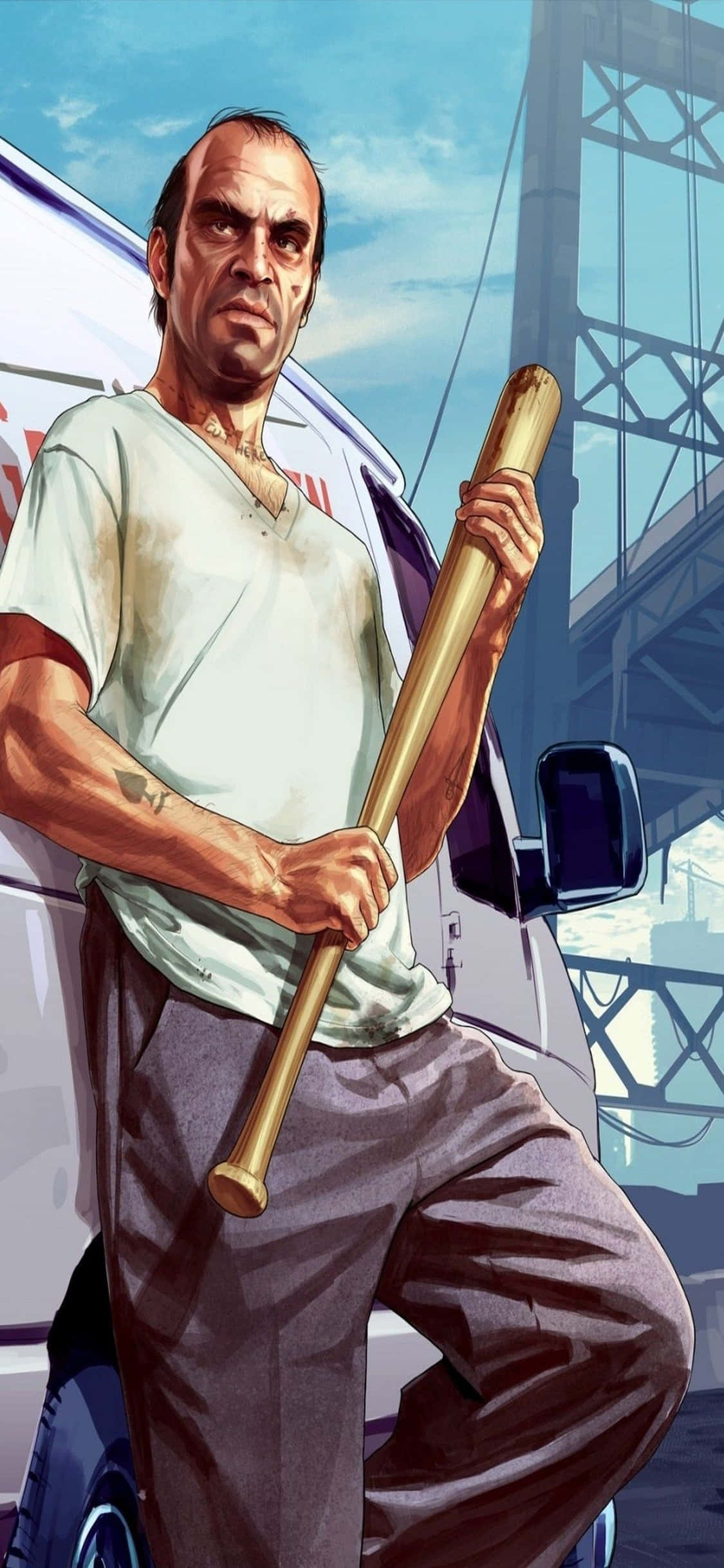Grand Theft Auto V 桌布 壁紙 — 一個肌肉發達、表情嚴肅的男人，在明亮的藍天下，背景有橋樑，手握棒球棍站在貨車旁邊。