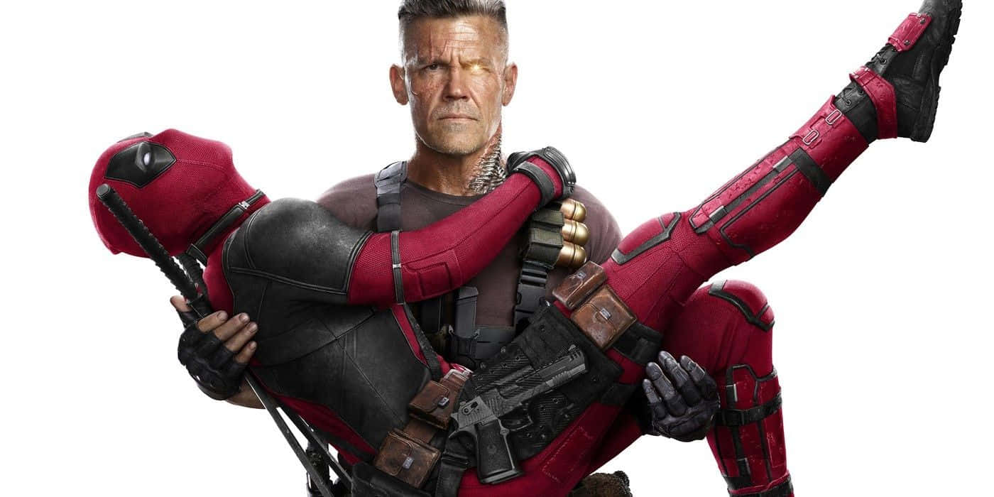 Deadpool And Cable 桌布 壁紙 — 一個肌肉發達、身穿戰術裝備的男人，在純白背景前以動態姿勢抱著身穿紅色戰衣的死侍。