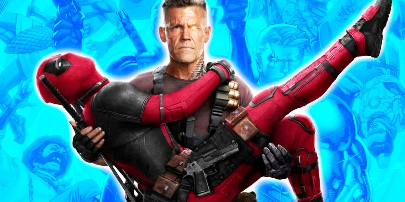 Deadpool And Cable 桌布 壁紙 — 一個肌肉發達、身穿戰術裝備的男人，在充滿漫畫角色的藍色背景前，將身穿紅色戰衣的死侍舉在半空中。