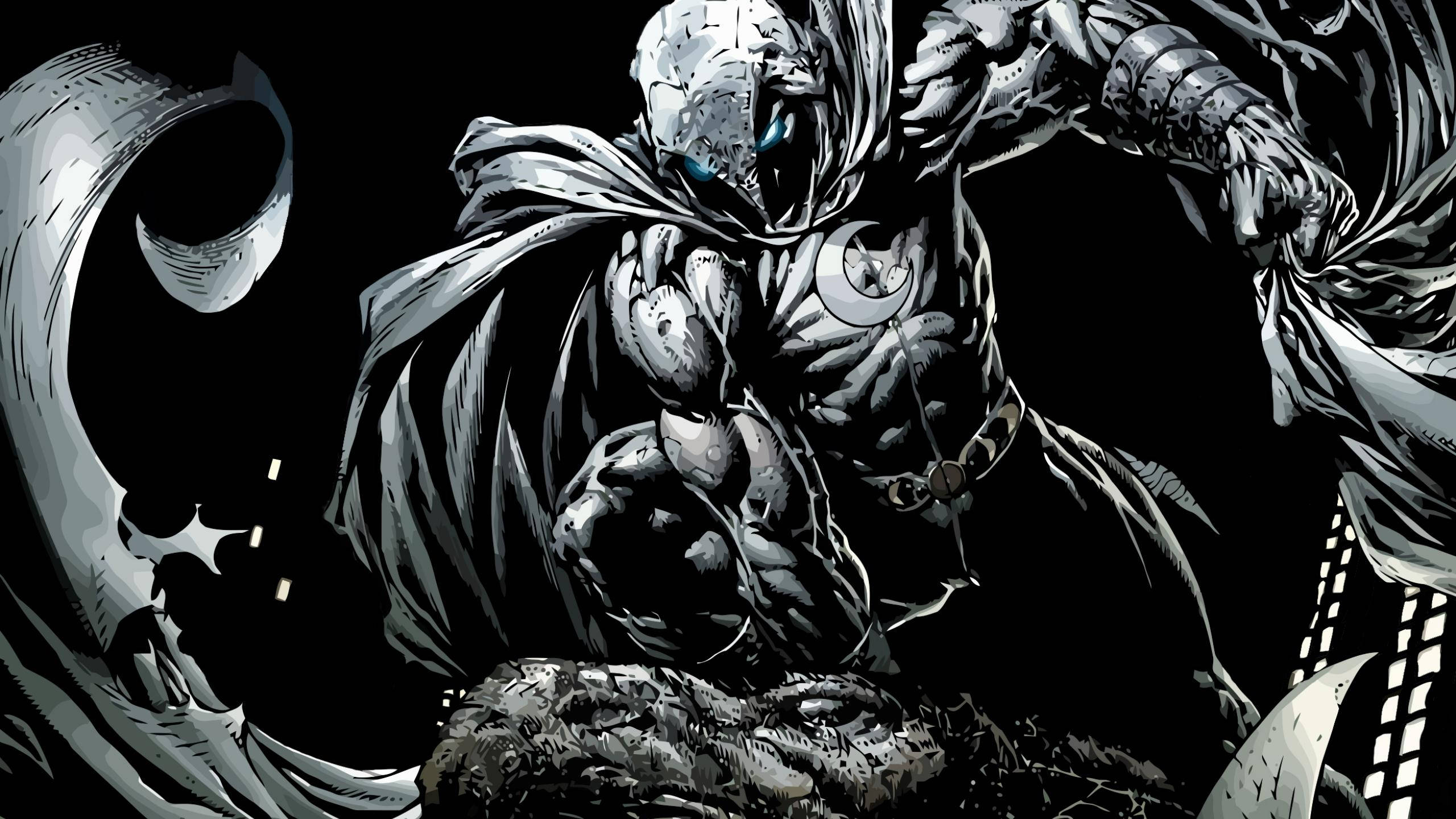 Moon Knight 桌布 壁紙 — 一個肌肉發達、身穿盔甲的人物，擁有發光的藍色眼睛和飄逸的斗篷，在黑暗的背景中威風凜凜地站立。
