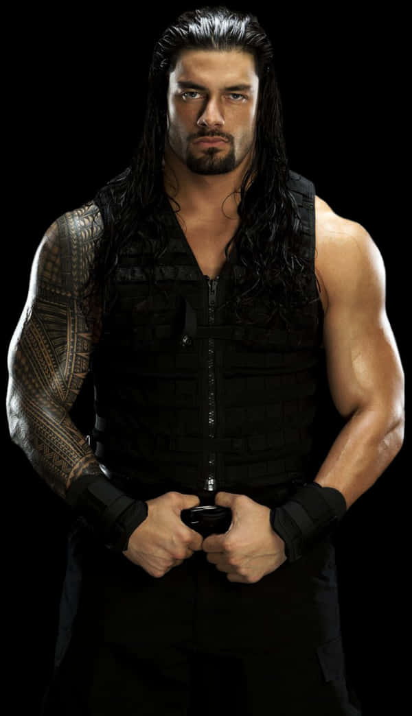 Roman Reigns 桌布 壁紙 — 一個肌肉發達、長黑髮、有部落紋身的男人，在純黑色背景前穿著黑色戰術背心。