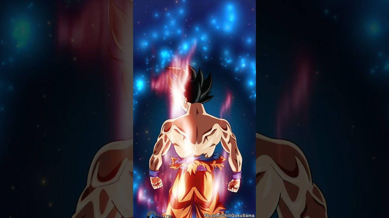 Ultra Instinct Goku 桌布 壁紙 — 一個肌肉發達、黑色刺蝟頭的動漫戰士，在星光閃爍的藍色虛空中，被發光的宇宙能量從背後照亮。