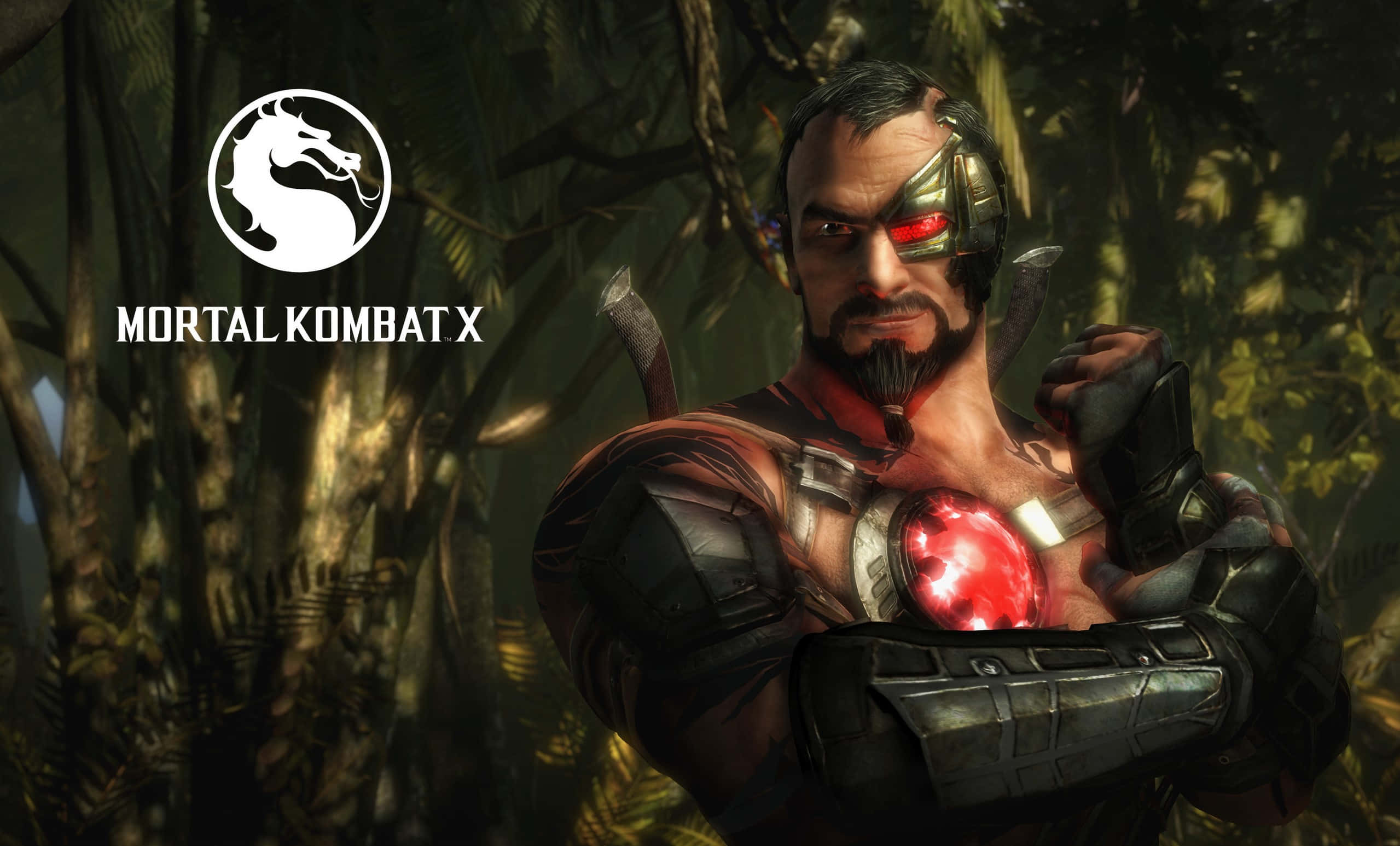 Mortal Kombat Kano 桌布 壁紙 — 一個肌肉發達的Mortal Kombat X角色，擁有機械眼和發光的胸部，站在叢林中，手持武器。