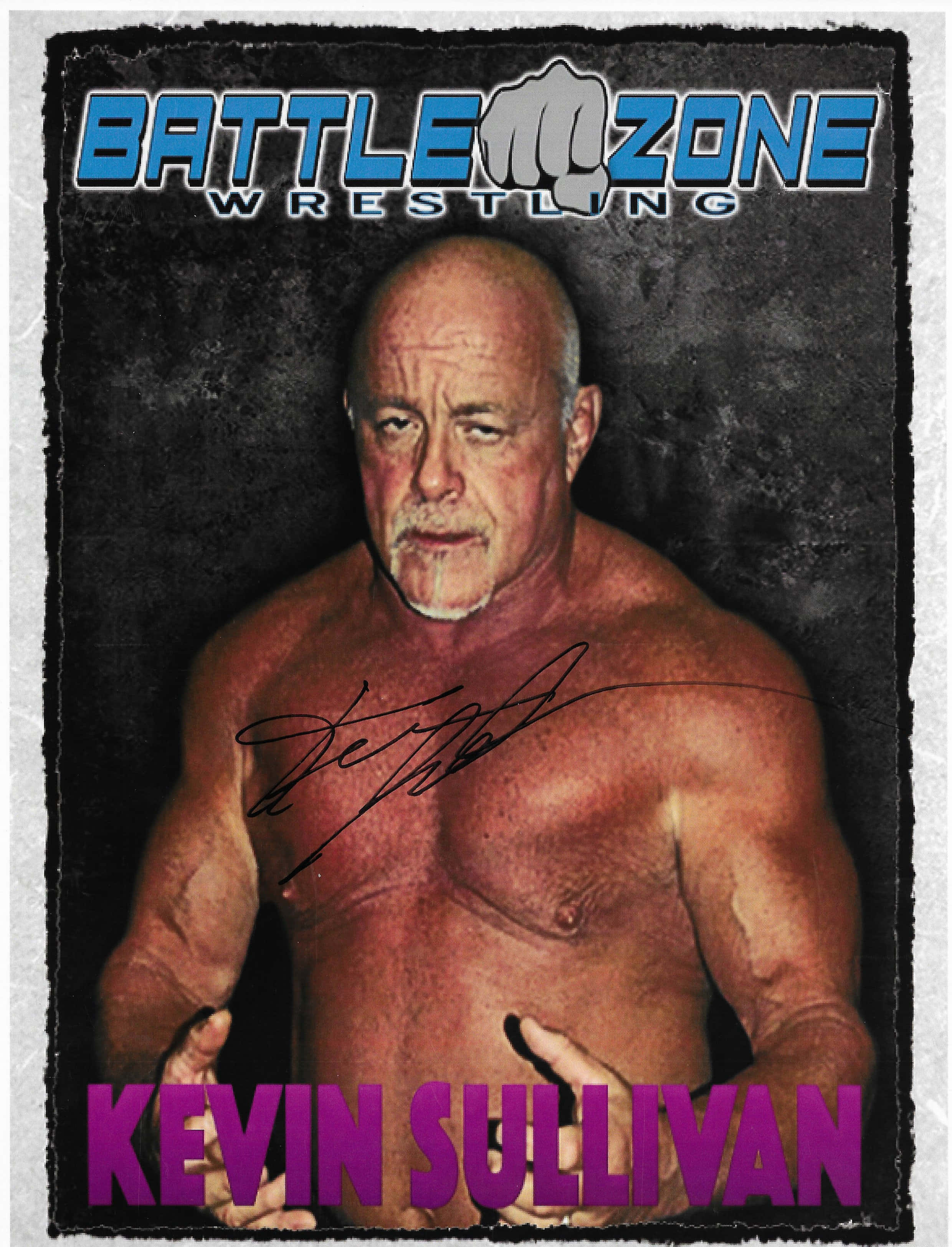 WWE 桌布 壁紙 — 一個肌肉發達的光頭摔角手，留著山羊鬍，在『Battle Zone Wrestling』品牌下，對著深色紋理背景強烈凝視。
