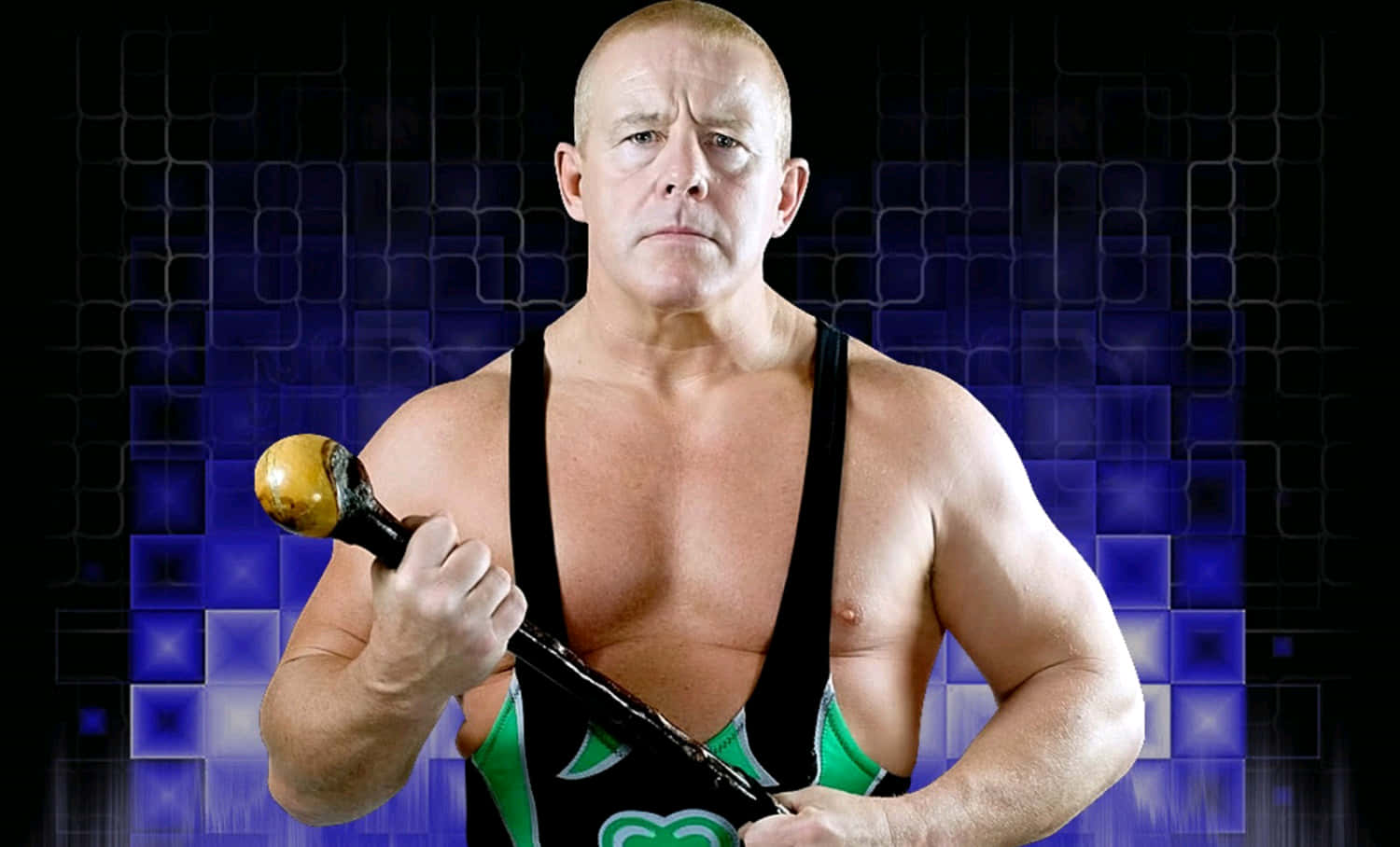 WWE 桌布 壁紙 — 一個肌肉發達的光頭摔角手，穿著綠色和黑色短褲，在發光的藍色像素背景前握著一根金色頂端的手杖。