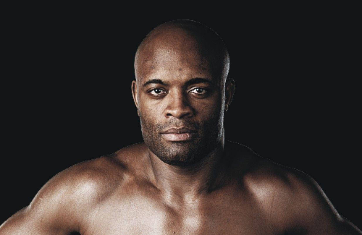 黑色 桌布 壁紙 — 一個肌肉發達的光頭男人，表情嚴肅，直視鏡頭，背景是純黑色。