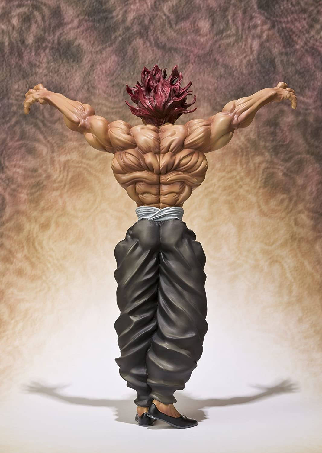 Baki 桌布 壁紙 — 一個肌肉發達的動漫人物，有著尖刺的紅髮和黑色褲子，雙臂張開，站在大理石紋的棕色背景前。