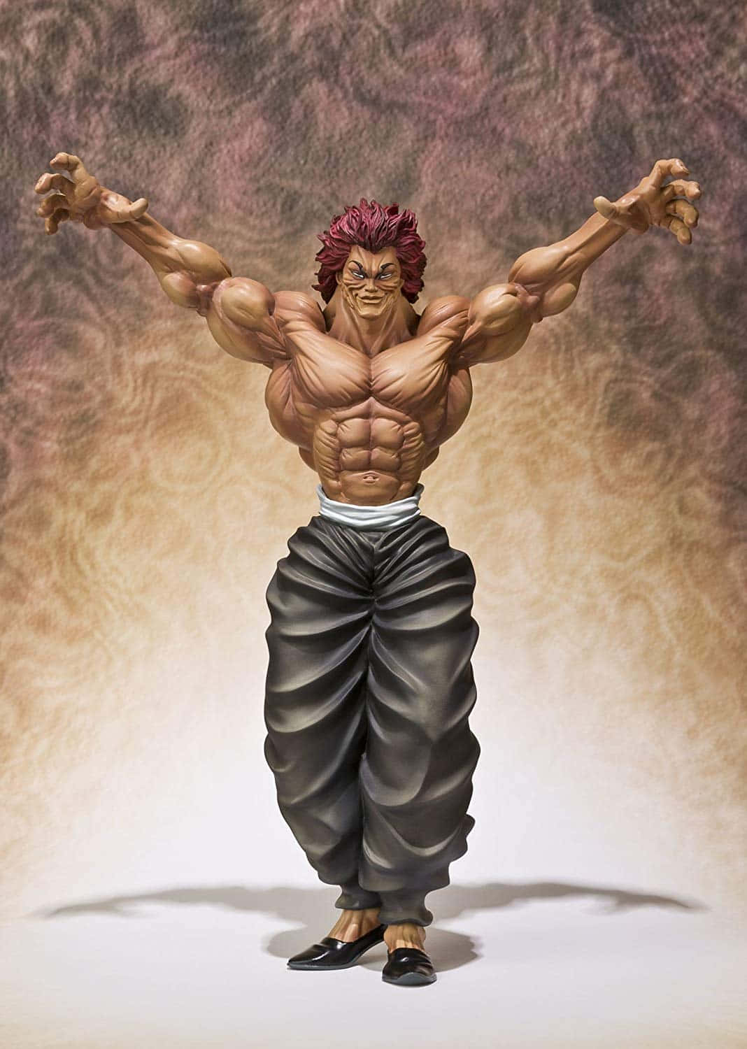 動漫男孩 桌布 壁紙 — 一個肌肉發達的動漫人物，紅髮和爪狀的手，在帶有紋理的棕色和米色背景上，高舉雙臂，勝利地站立。