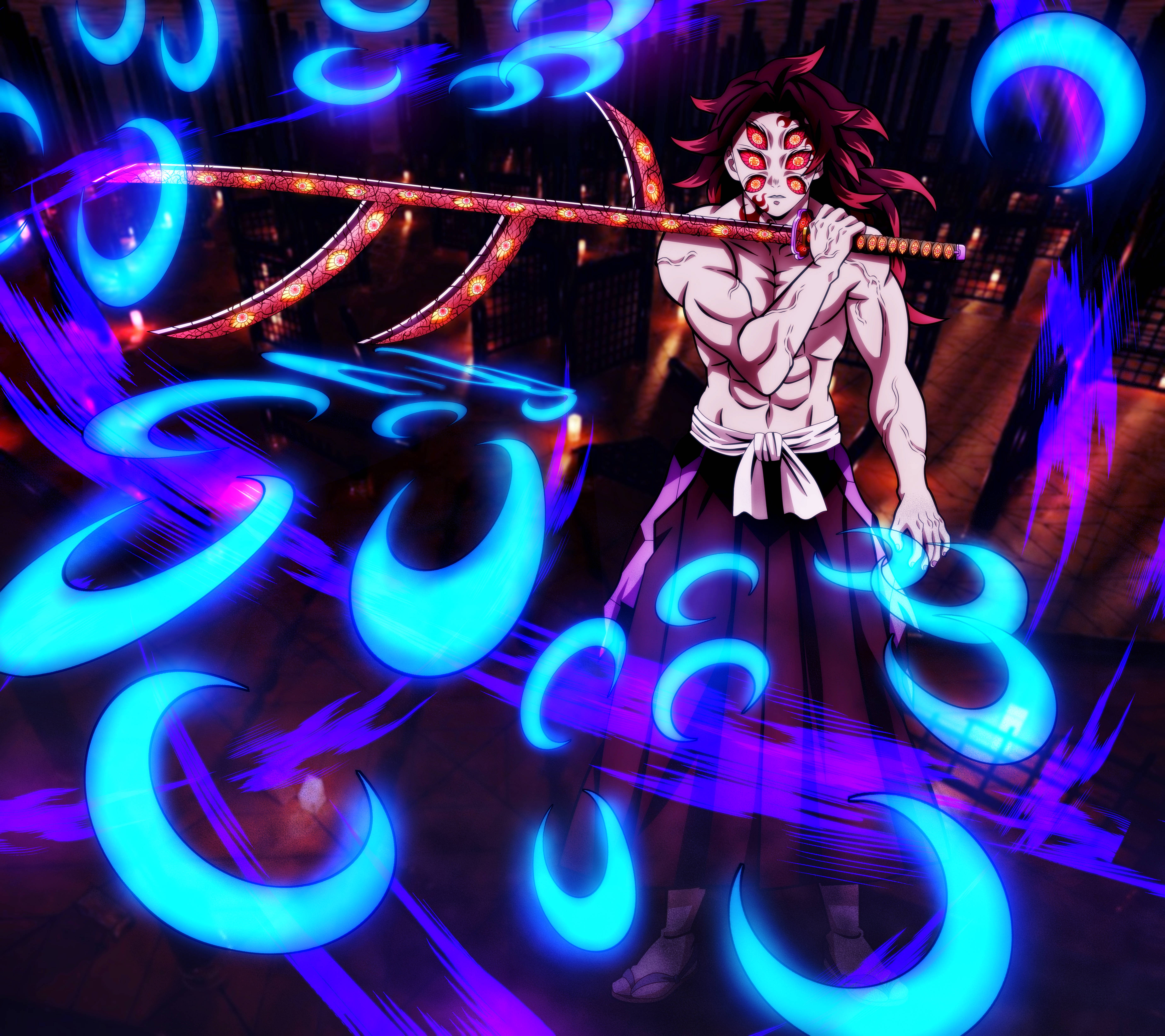 Kokushibo 桌布 壁紙 — 一個肌肉發達的動漫惡魔，紅眼飄逸長髮，揮舞著一把發光的劍，周圍環繞著旋轉的藍色新月能量，身處黑暗的城市環境中。
