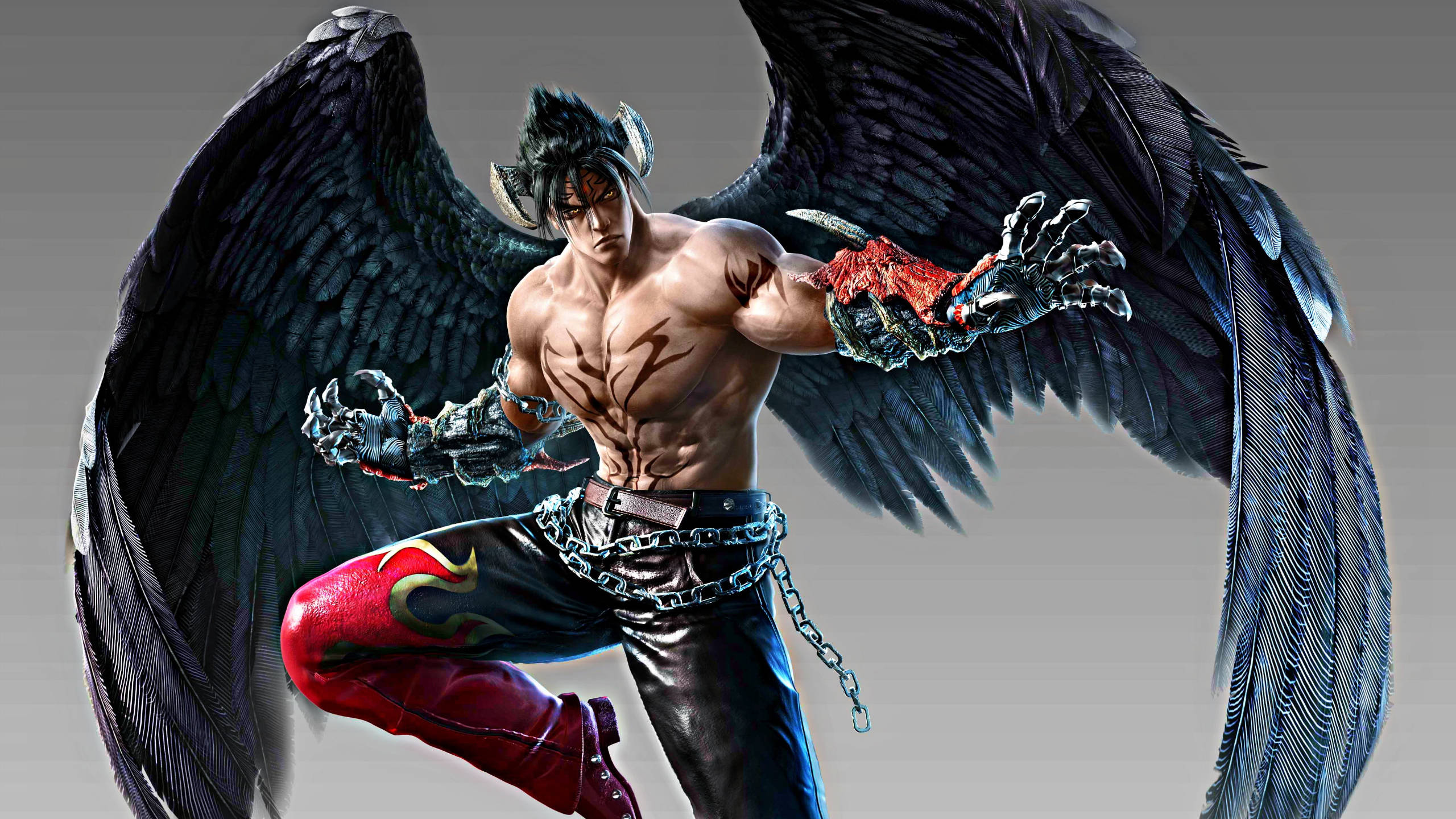 Tekken 桌布 壁紙 — 一個肌肉發達的動漫戰士，擁有黑色翅膀和惡魔角，在純灰色背景前擺出動態姿勢。