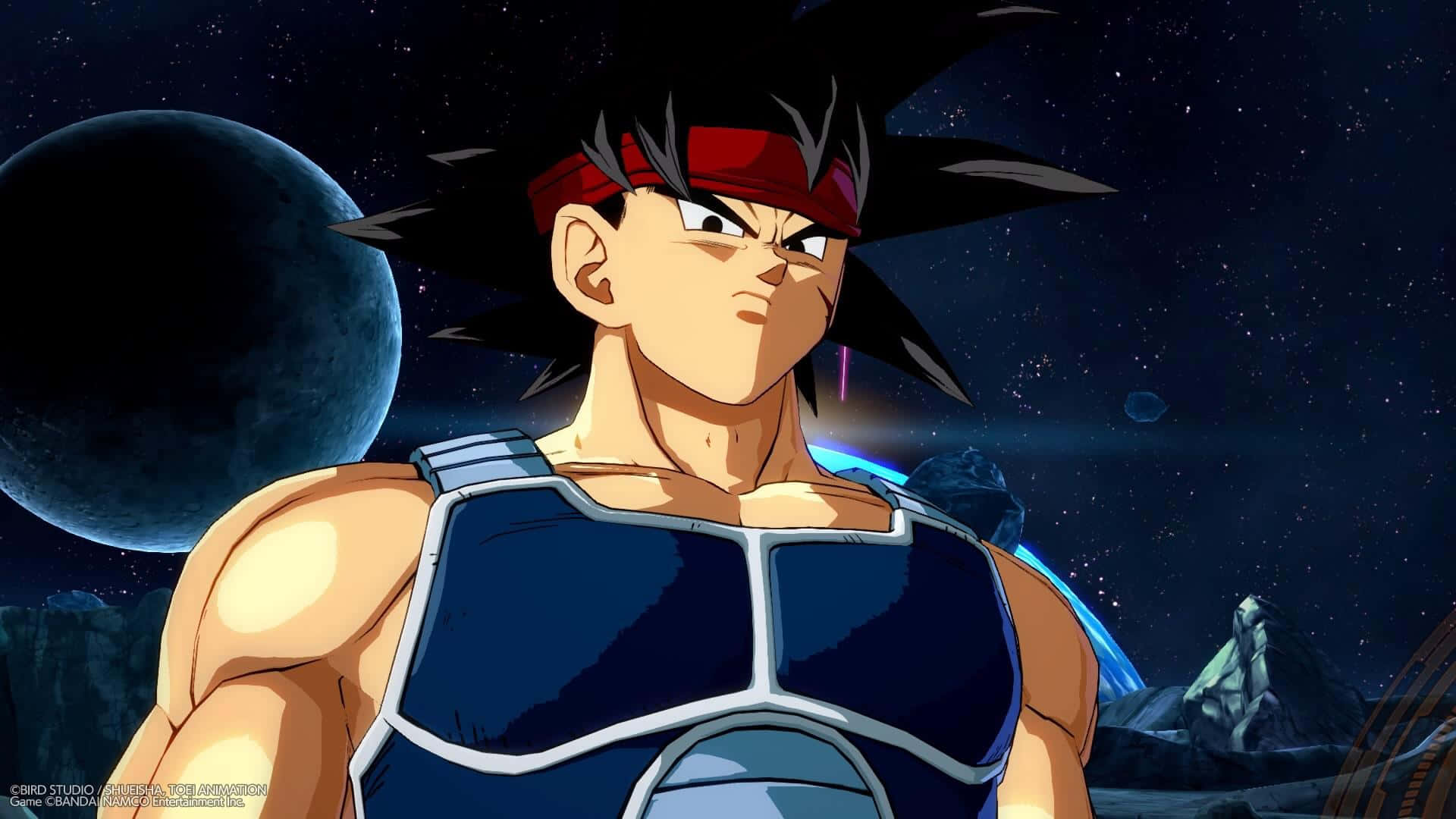 Bardock 桌布 壁紙 — 一個肌肉發達的動漫戰士，有著刺蝟般的黑色頭髮和紅色頭帶，在繁星點點的宇宙背景和一個大月亮前挑釁地站立。