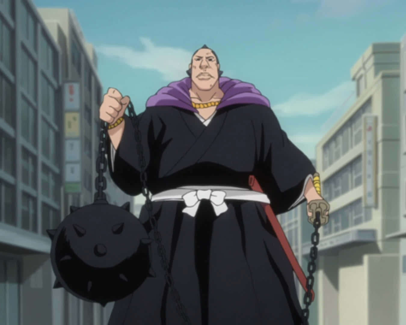 Marechiyo Omaeda 桌布 壁紙 — 一個肌肉發達的動漫戰士，身穿黑色長袍和紫色兜帽，手持帶刺鐵鍊和劍，挑釁地站在城市街道上。