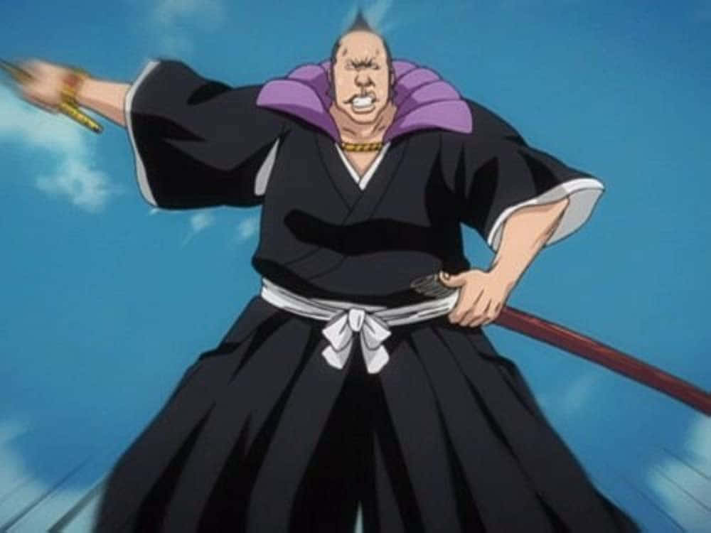 Marechiyo Omaeda 桌布 壁紙 — 一個肌肉發達的動漫戰士，身穿黑色長袍和紫色圍巾，在明亮的藍天下揮舞著劍咆哮。