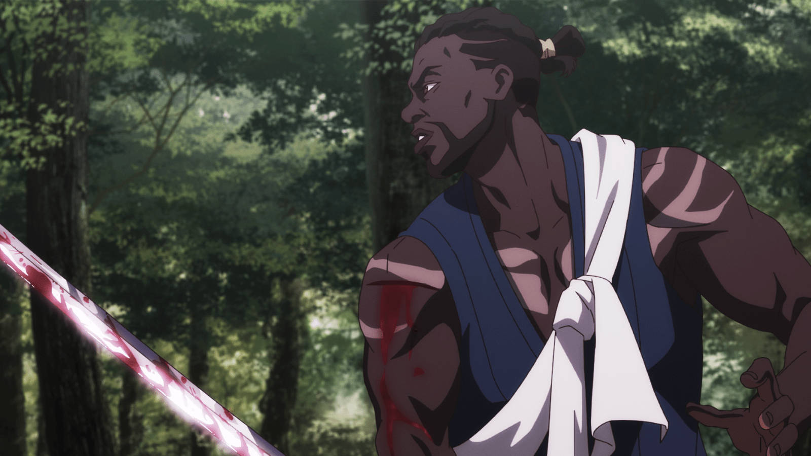 Yasuke 桌布 壁紙 — 一個肌肉發達的動漫戰士，雙臂沾滿鮮血，在陽光明媚的森林中緊握一把發光的劍。