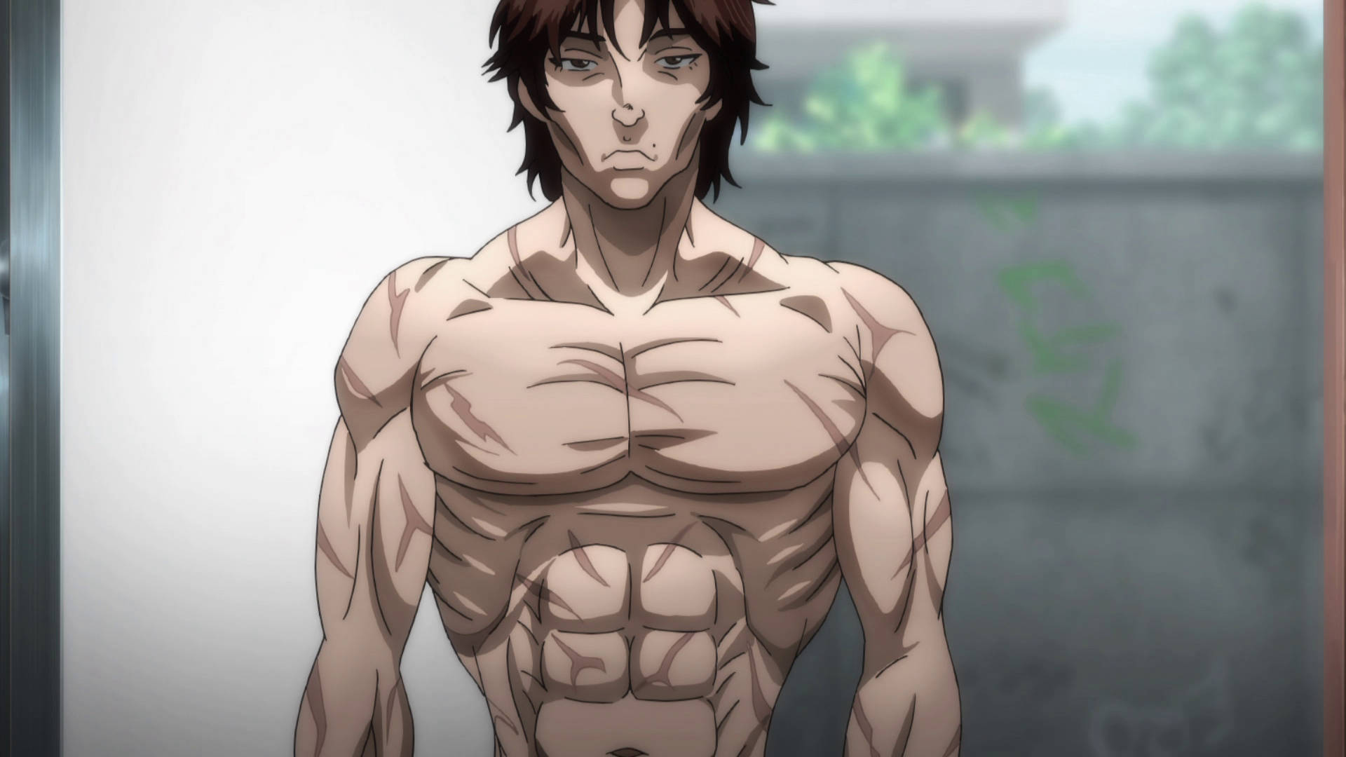 Baki 桌布 壁紙 — 一個肌肉發達的動漫男人，棕色頭髮，赤裸上身站在一條骯髒的城市小巷裡，身後牆上有塗鴉。