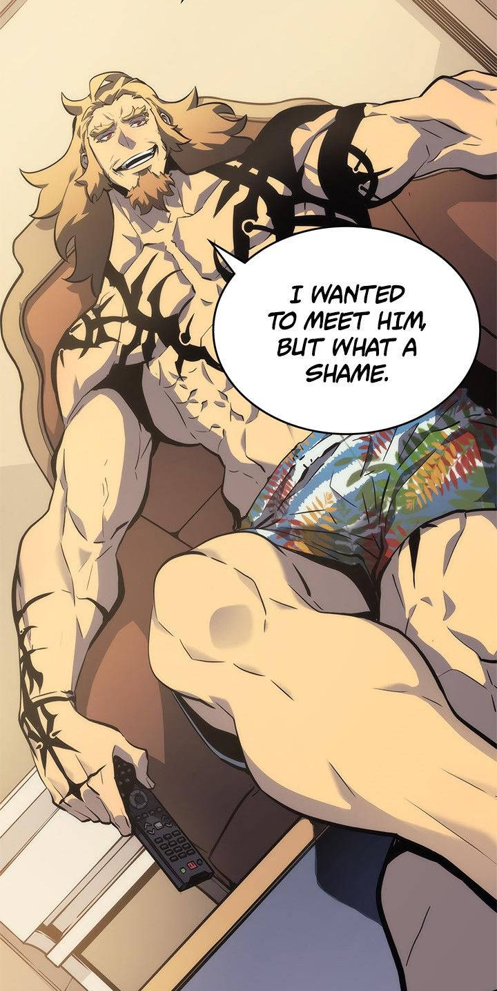 我獨自升級 桌布 壁紙 — 一個肌肉發達的動漫男人，長髮和黑色刺青，躺在沙發上拿著遙控器，對話框說「我想見他，但真可惜。」