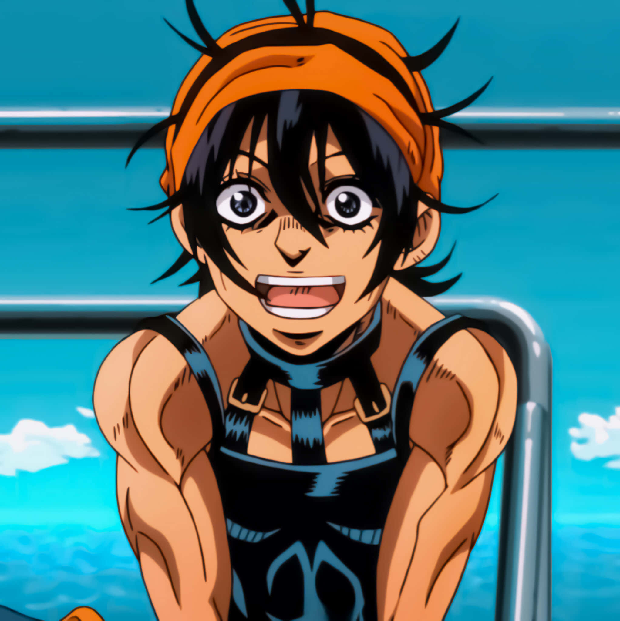 Narancia Ghirga 桌布 壁紙 — 一個肌肉發達的動漫男孩，黑髮和橙色頭帶，在明亮的藍天和海洋背景下兇猛地咧嘴笑。