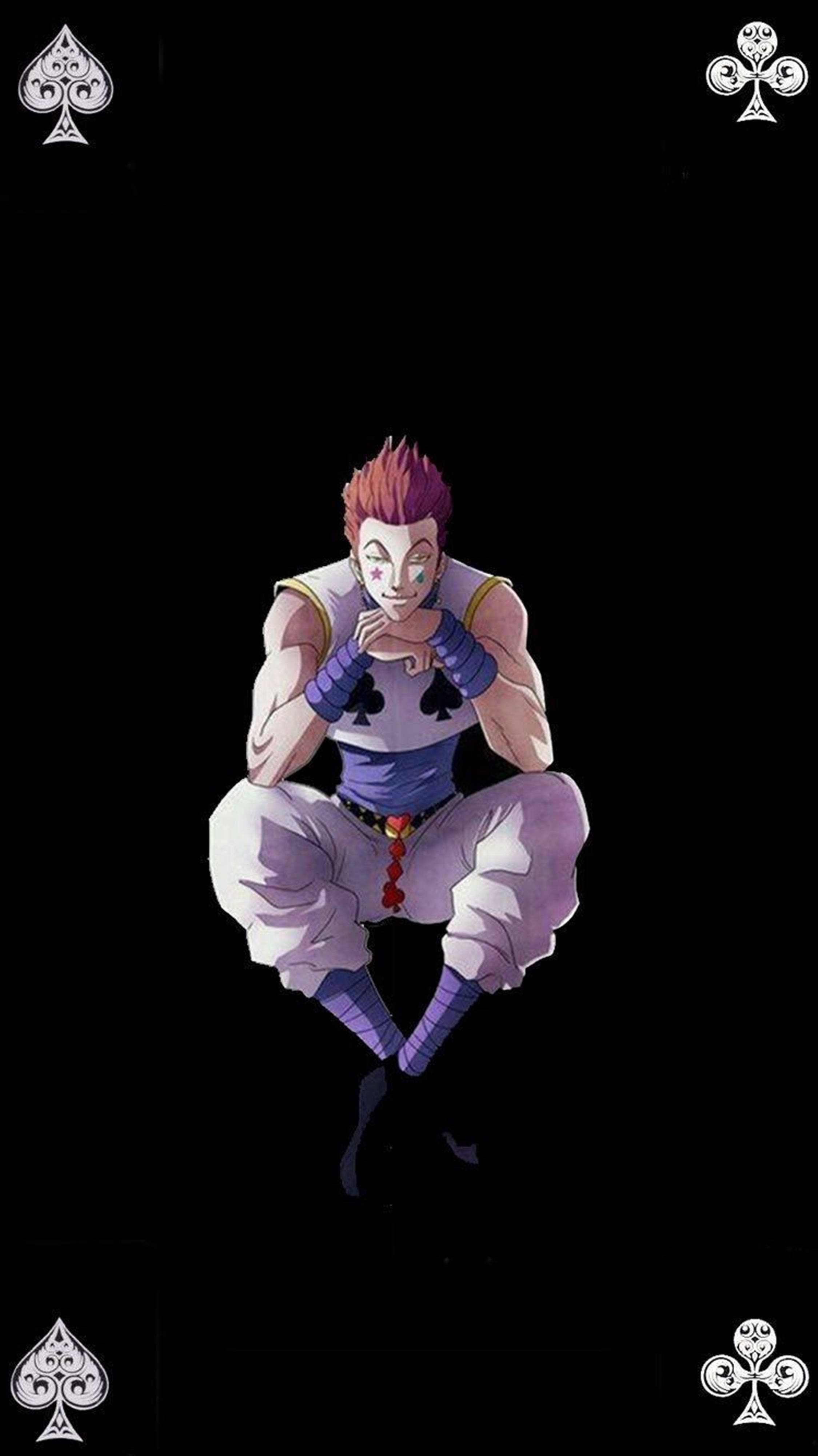 4K 桌布 壁紙 — 一個肌肉發達的動漫角色，有著尖刺的紅髮，盤腿坐在黑色背景上，周圍環繞著黑桃和梅花符號。