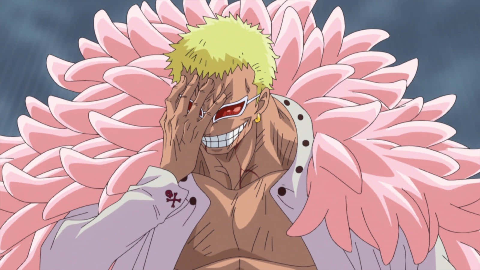 Donquixote Doflamingo 桌布 壁紙 — 一個肌肉發達的動漫角色，有著尖刺金髮和紅色太陽眼鏡，在暴風雨的天空下用巨大的粉紅色羽毛斗篷遮住臉大笑。