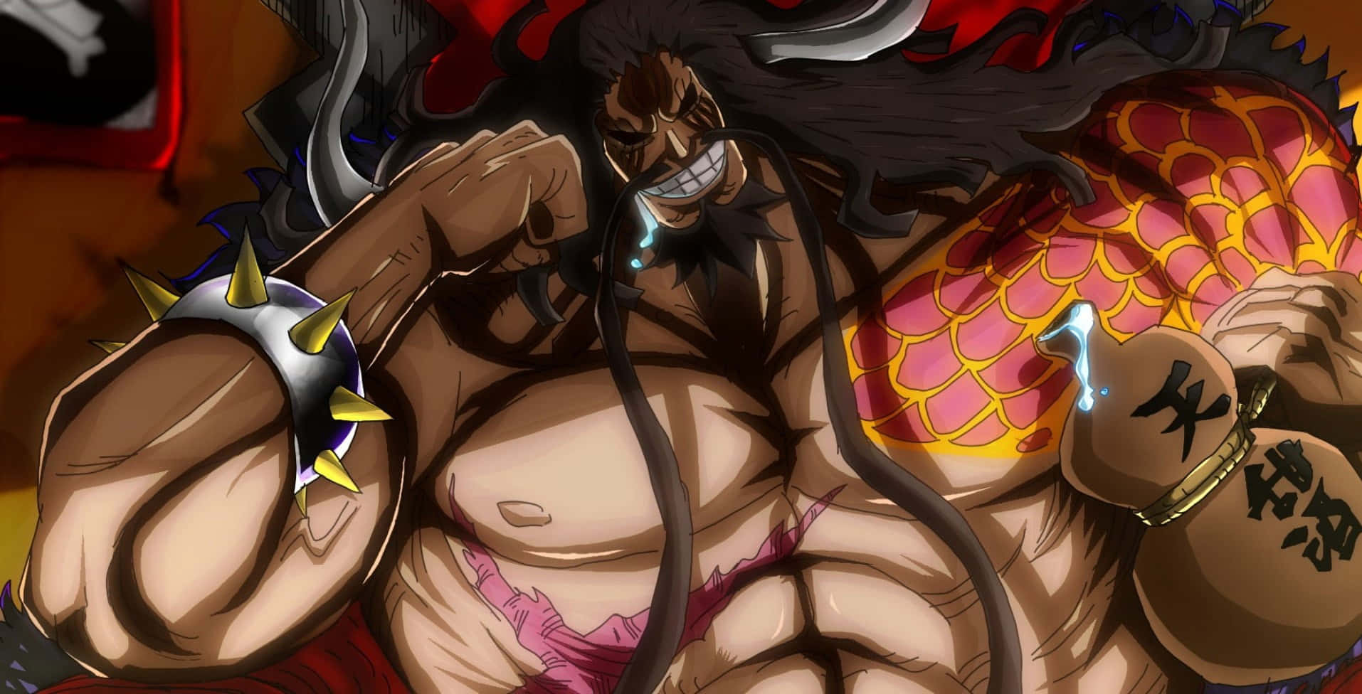 kaido 桌布 壁紙 — 一個肌肉發達的動漫角色，長長的黑髮和帶刺的臂環，在火紅的背景前強力地展示肌肉。