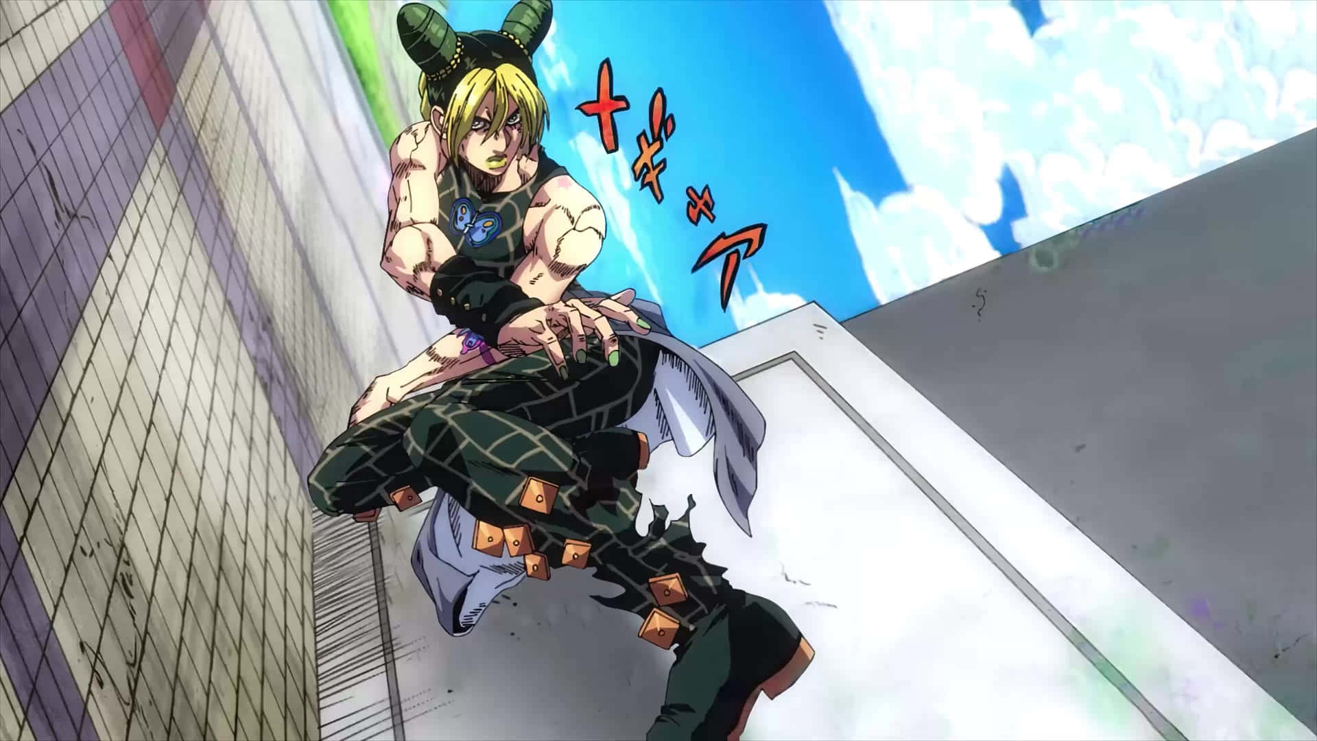 Jojo 桌布 壁紙 — 一個肌肉發達的動漫角色，頭上有角，綠色頭髮，蹲在屋頂上，背景是明亮的藍天白雲。