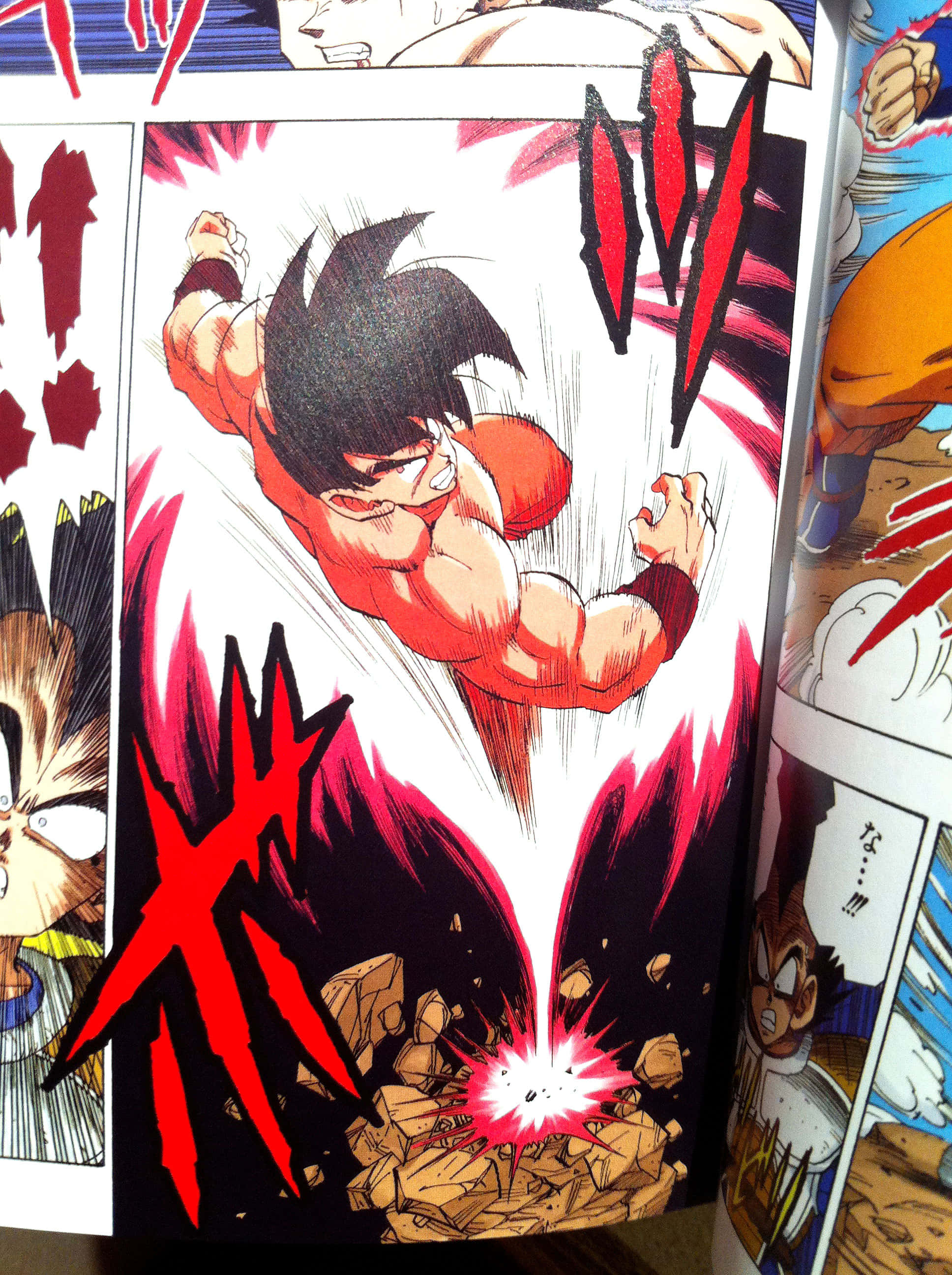 Dragon Ball Super Manga 桌布 壁紙 — 一個肌肉發達的動漫角色穿著橙色道服向下出拳，造成火焰爆炸和碎裂的地面。
