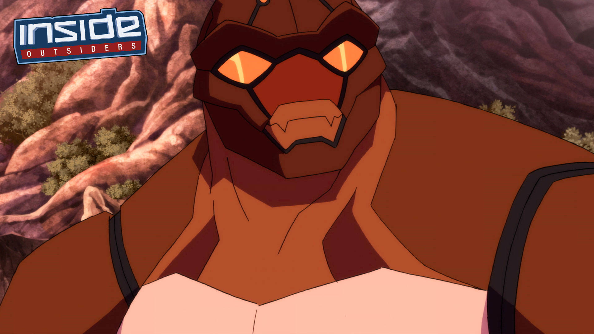 Young Justice 桌布 壁紙 — 一個肌肉發達的動畫角色，擁有發光的橙色眼睛和棕色裝甲面具，站在岩石沙漠背景前。