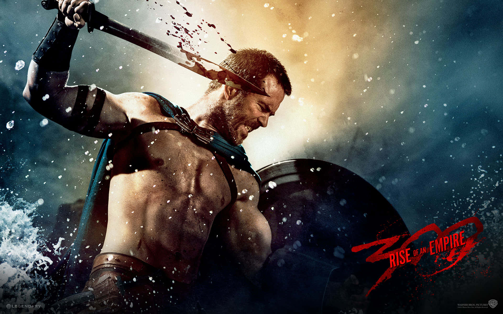 300 Movie 桌布 壁紙 — 一個肌肉發達的古代盔甲戰士在暴風雨背景下，水花四濺，將一把血淋淋的劍高舉過頭。
