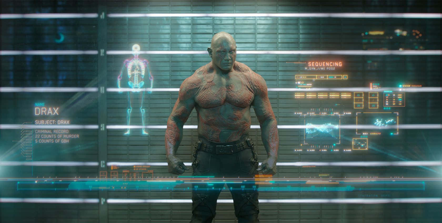 Drax 桌布 壁紙 — 一個肌肉發達的外星人站在高科技實驗室中，周圍環繞著發光的全息數據顯示屏。