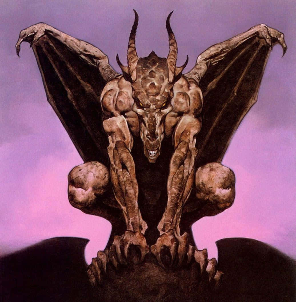 Gargoyle 桌布 壁紙 — 一個肌肉發達的惡魔生物，擁有蝙蝠般的翅膀和角，在紫色暮色天空下威嚇地站立。