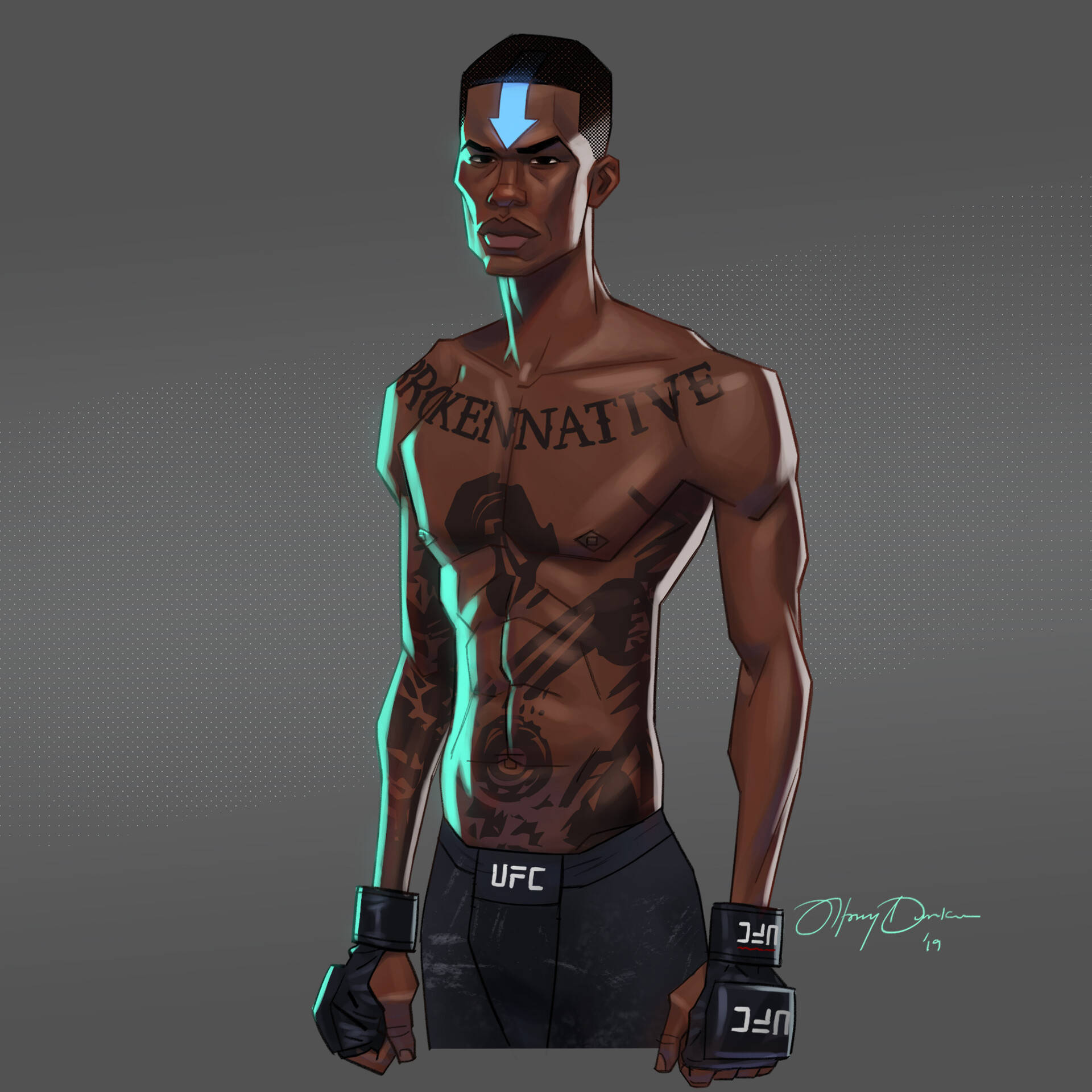 Adesanya 桌布 壁紙 — 一個肌肉發達的戰士，帶有發光的青色紋身和額頭上的藍色箭頭，自信地穿著UFC裝備站在灰色背景前。