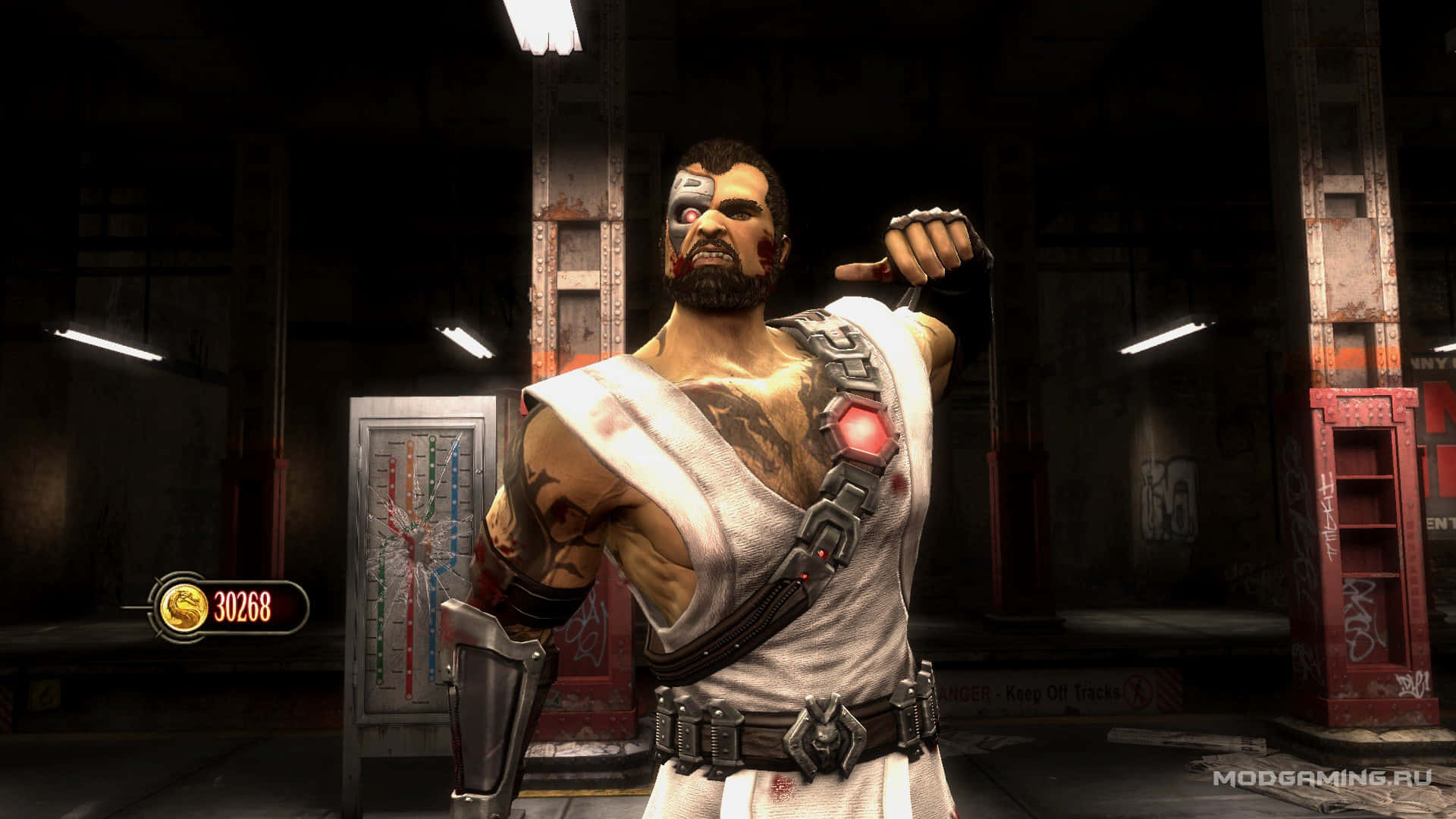 Mortal Kombat Kano 桌布 壁紙 — 一個肌肉發達的戰士，擁有機械眼和血跡斑斑的臉，挑釁地站在骯髒的工業倉庫中。