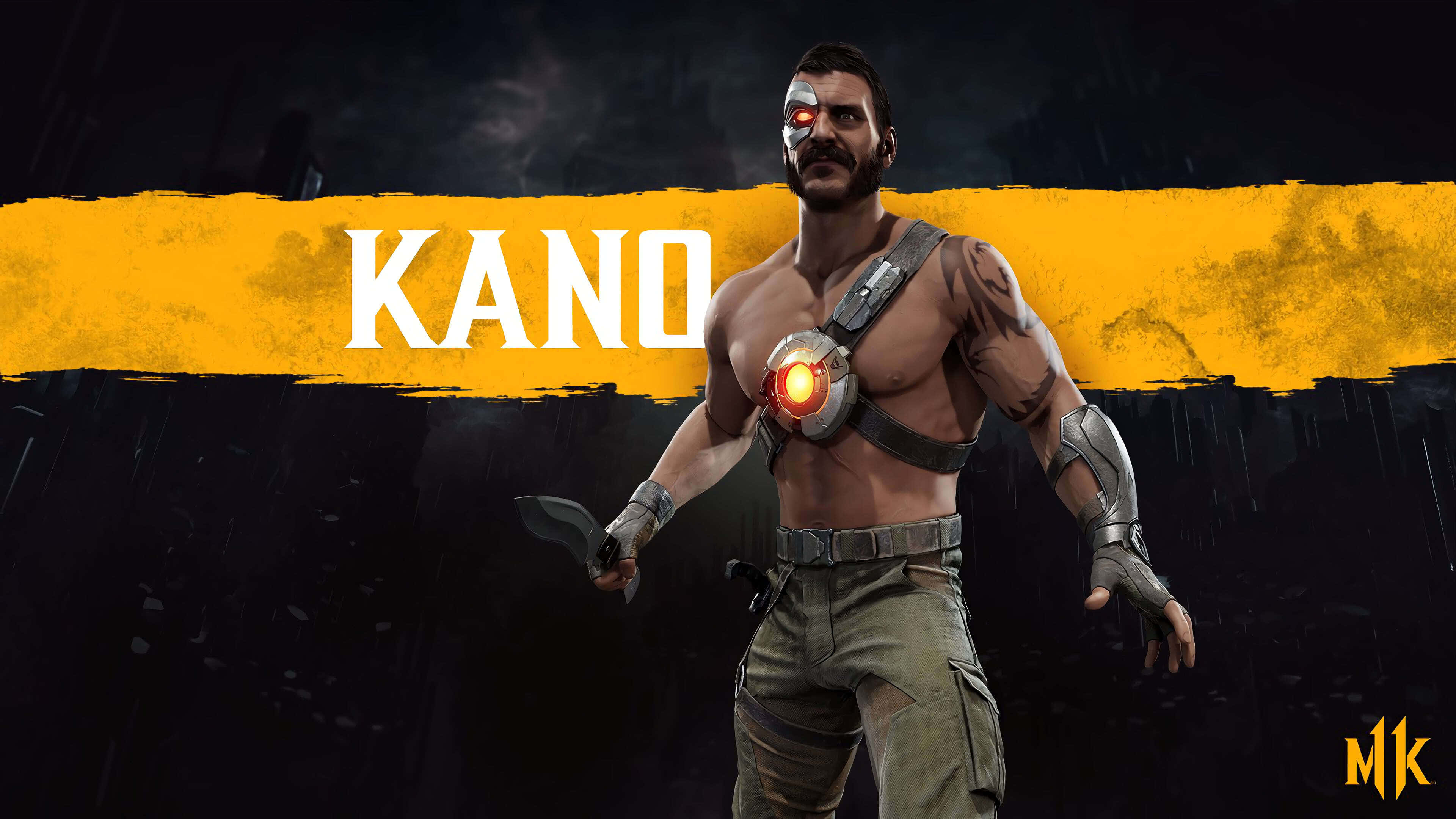 Mortal Kombat Kano 桌布 壁紙 — 一個肌肉發達的戰士，擁有發光的紅色眼睛和胸部裝置，站在雨中，下方是一個帶有他名字的醒目黃色橫幅。