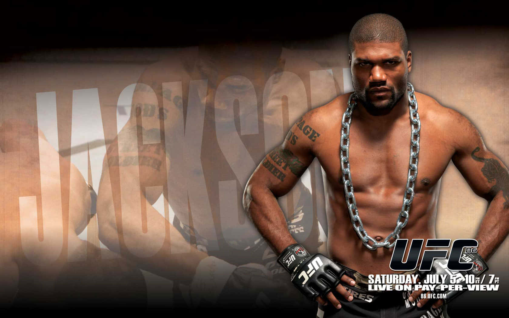 UFC 桌布 壁紙 — 一個肌肉發達的戰士，身上有刺青和戴著鏈條項鍊，穿著UFC手套，在褪色的宣傳背景前凝視著。