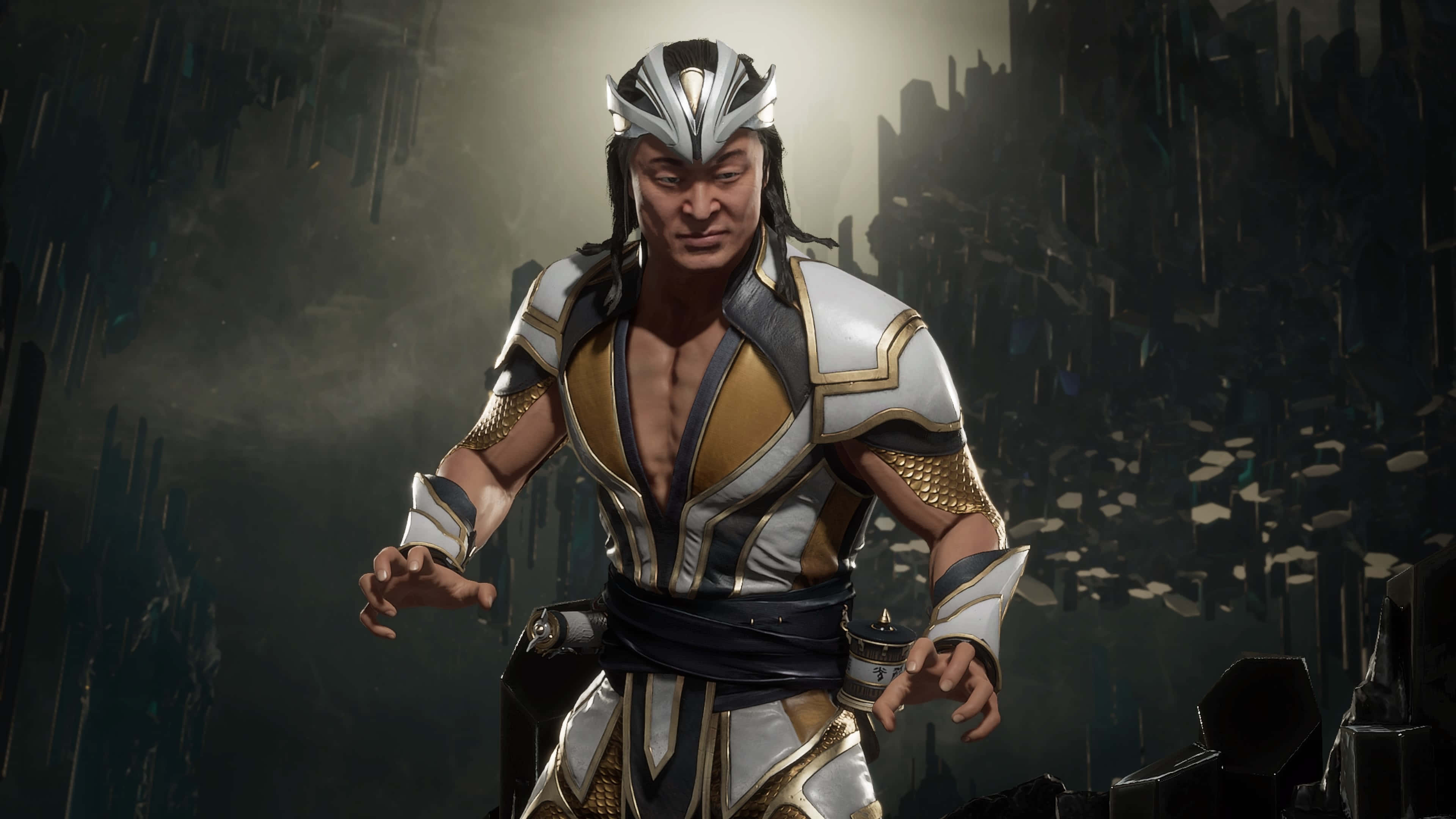 Mortal Kombat Shang Tsung 桌布 壁紙 — 一個肌肉發達的戰士，身穿銀色、金色和黑色盔甲，在戲劇性燈光下站在黑暗的未來城市景觀中。