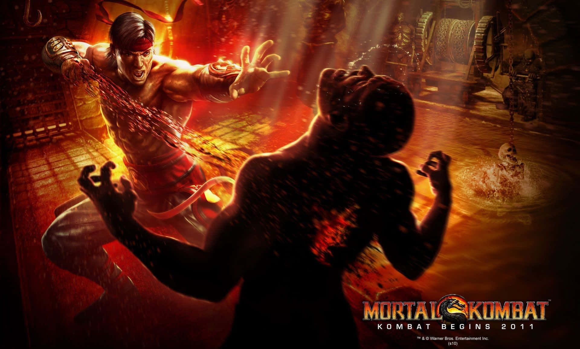 Mortal Kombat Liu Kang 桌布 壁紙 — 一個肌肉發達的戰士在一個充滿紅色和橙色光線的粗糙工業競技場中，對一個陰影般的對手發動火焰鎖鏈攻擊。