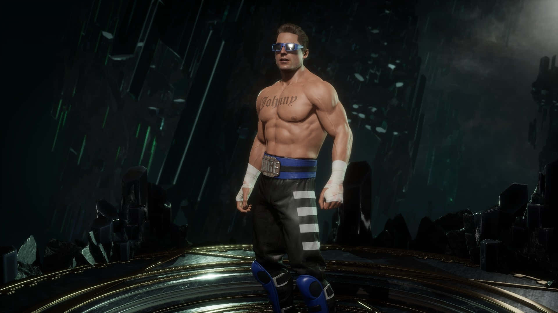 Johnny Cage 桌布 壁紙 — 一個肌肉發達的戰士戴著太陽眼鏡和條紋褲，自信地站在黑暗未來競技場的發光擂台上。