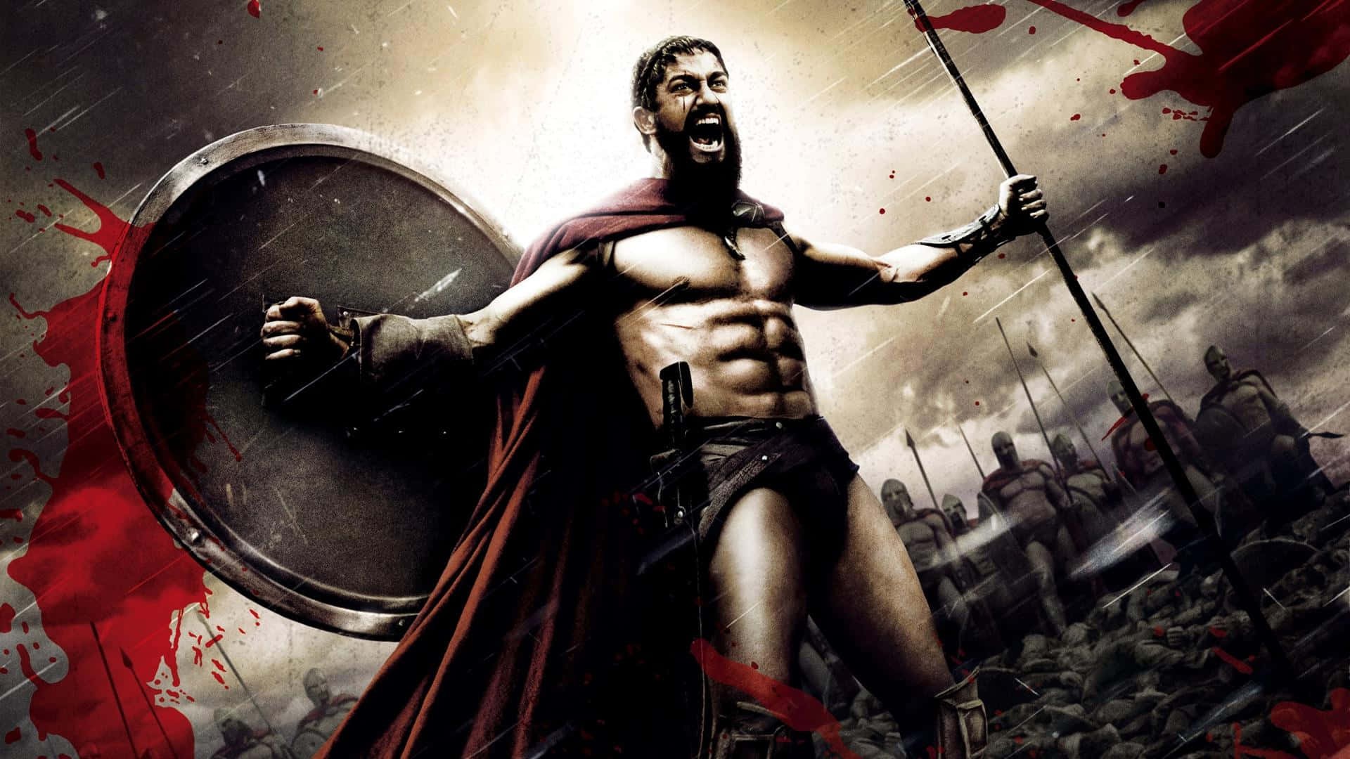 300 Movie 桌布 壁紙 — 一個肌肉發達的戰士披著紅色斗篷，在浸滿雨水和鮮血的戰場上，挑釁地尖叫著，手持盾牌和長矛。